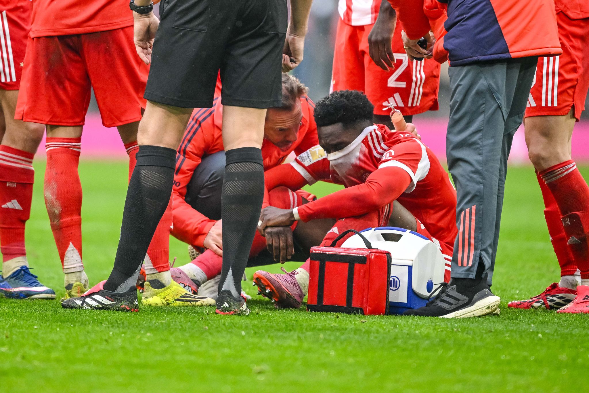 Bayern-Star Davies wieder verletzt: Muskelfaserriss