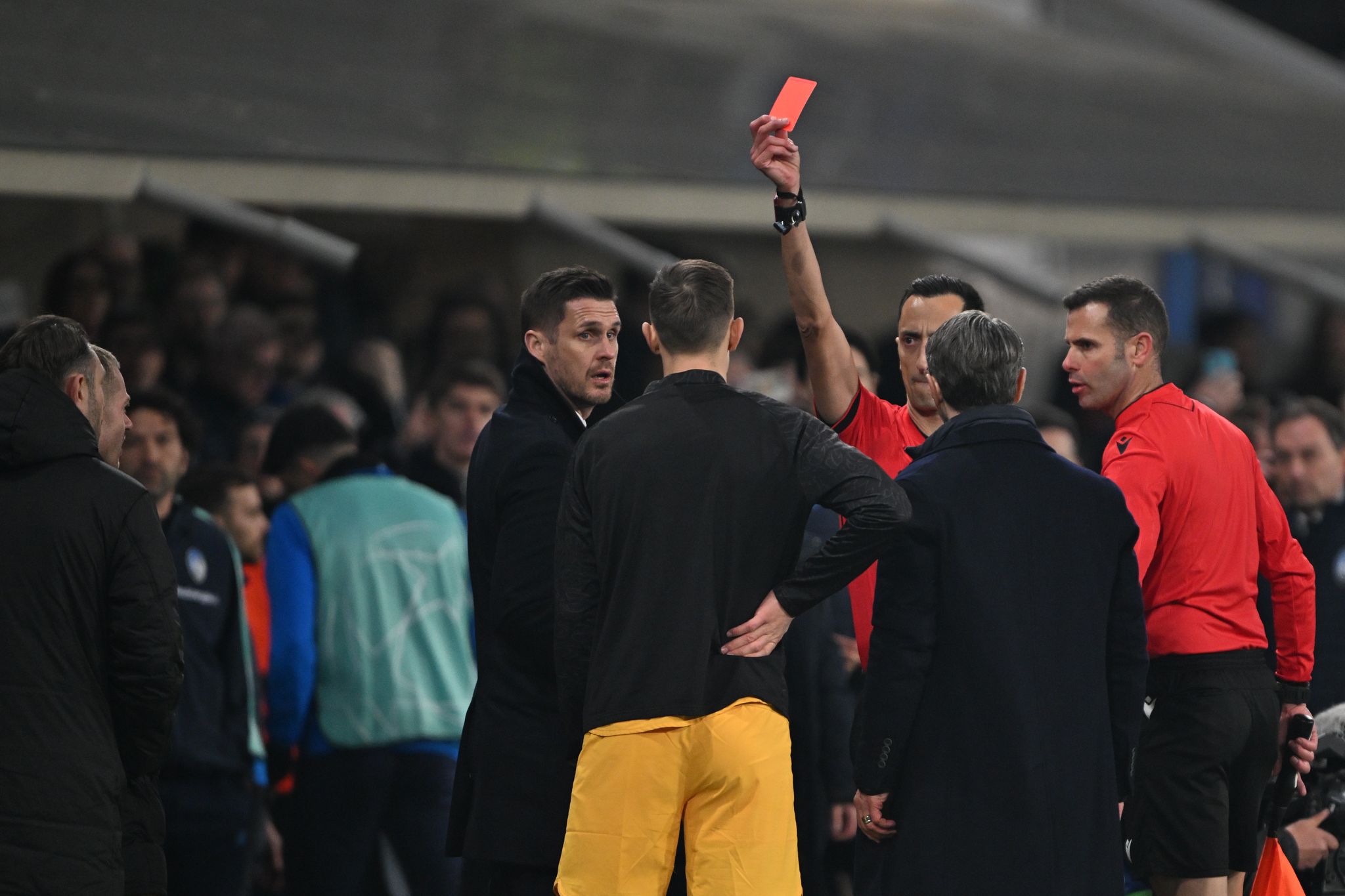 Referee in Erklärungsnot: Rätsel um Schlotterbeck-Rot