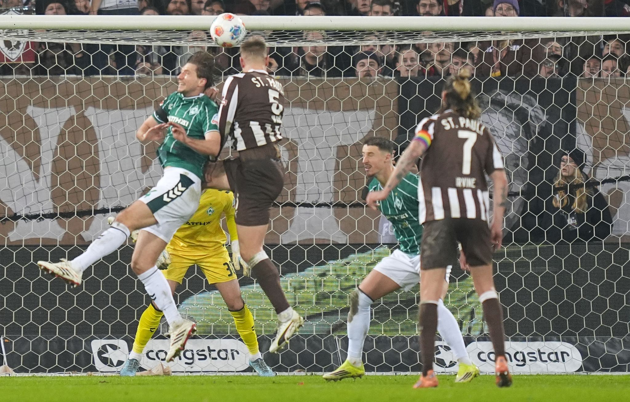 Torwartfehler im Krisengipfel: St. Pauli besiegt Werder
