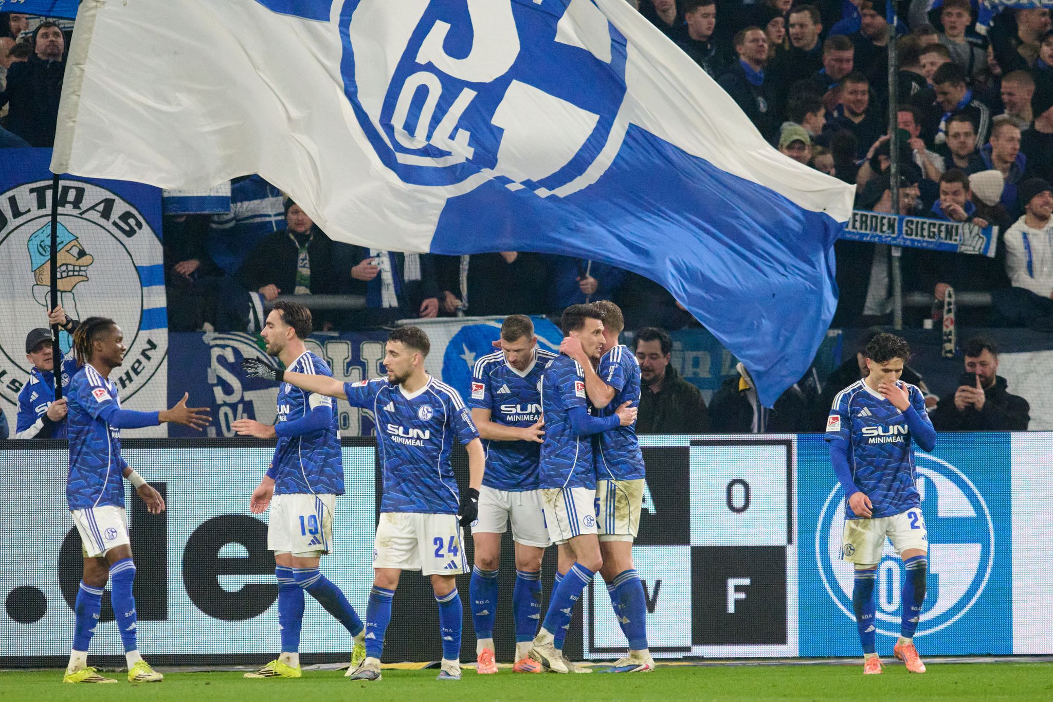 «Deswegen gekommen»: Schalkes Kurvenparty begeistert Dzeko
