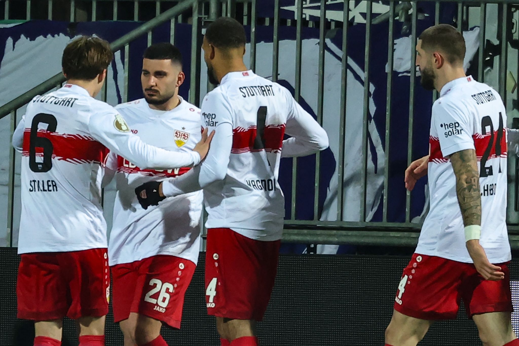 Halbfinale perfekt: Eiskalte Stuttgarter siegen in Kiel 3:0