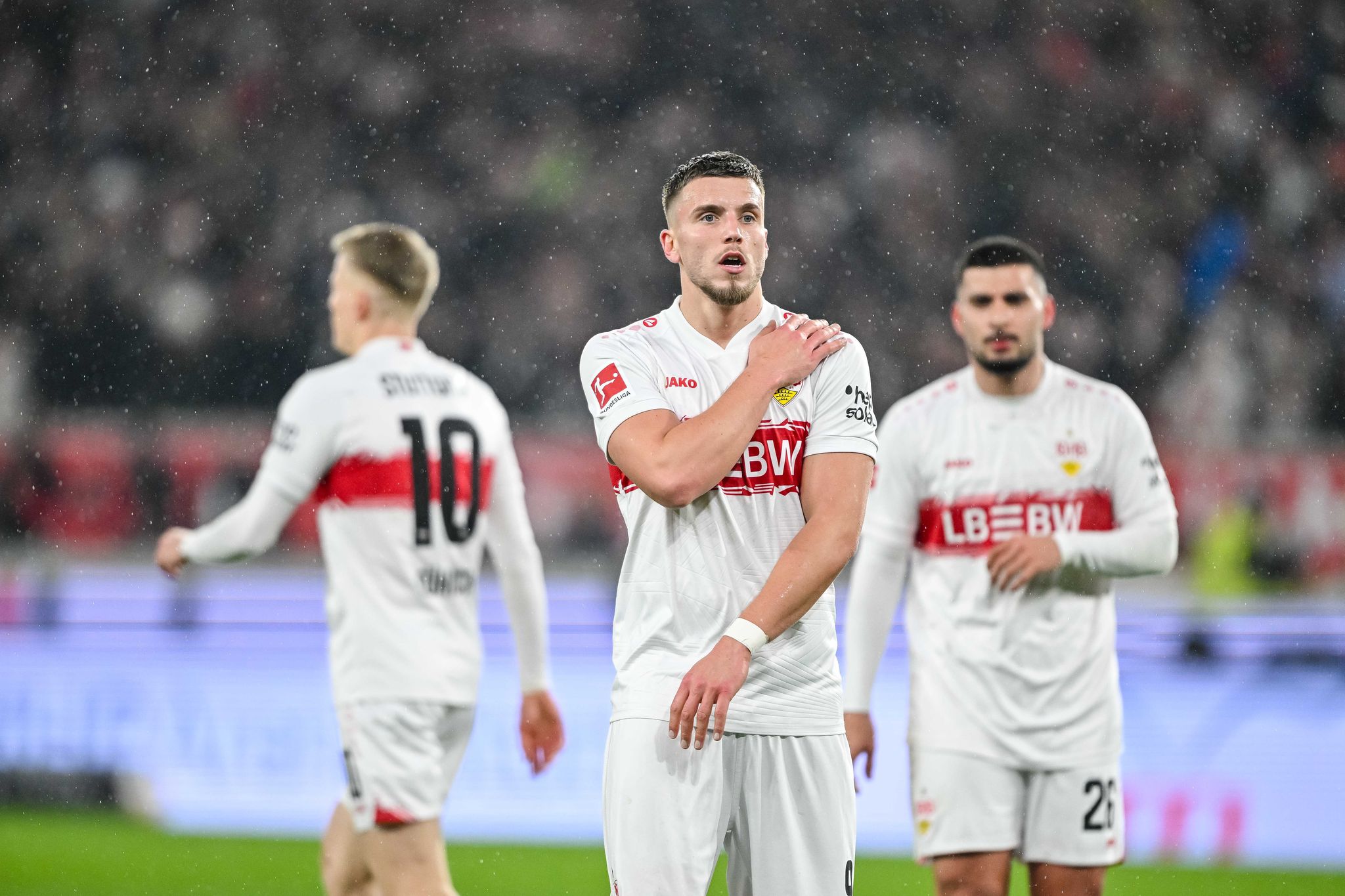 Dank Demirovic: Stuttgart springt auf Platz vier