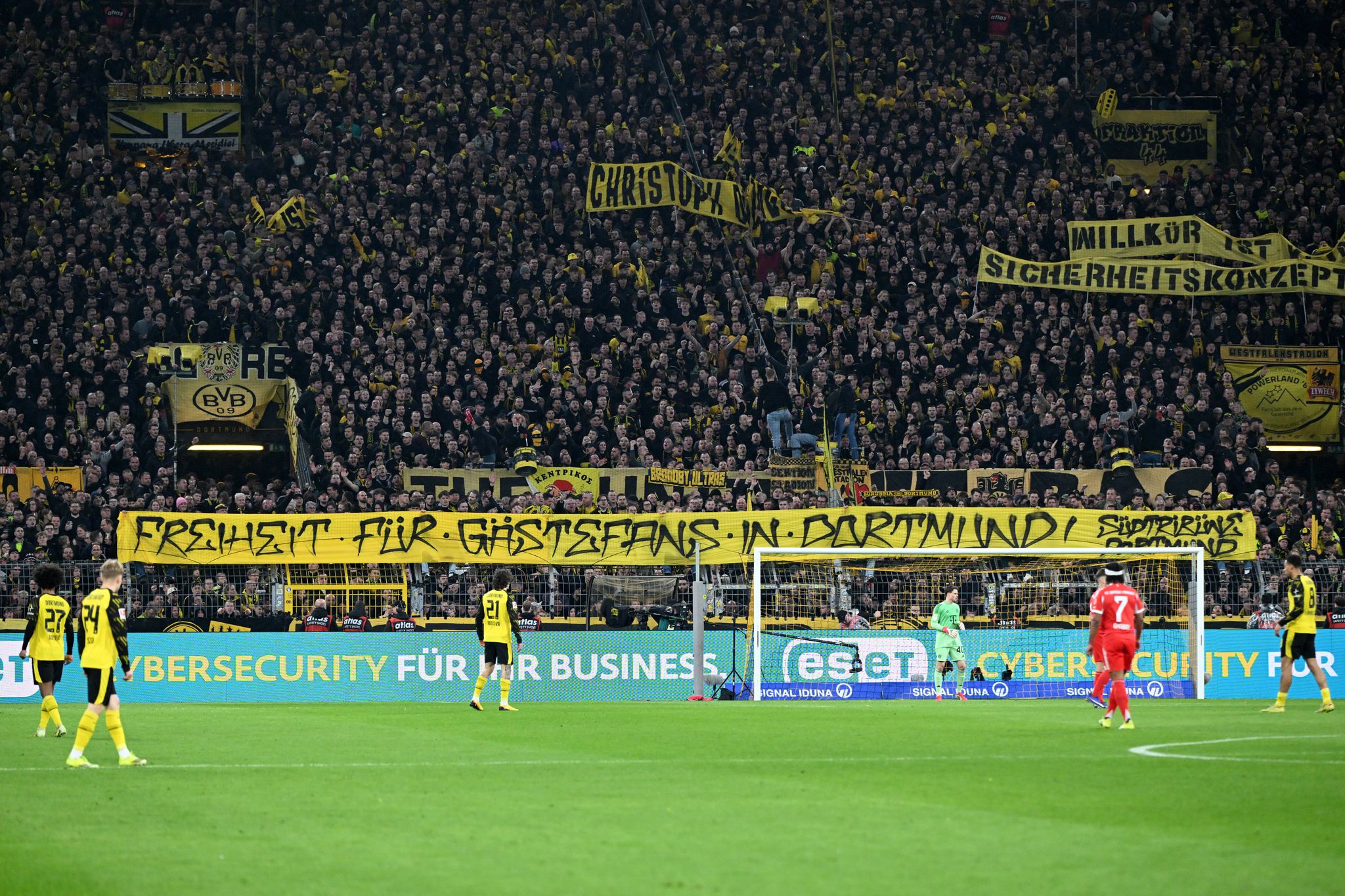 Bundesliga-Topspiel: Verletzte bei Pyro-Show und Krawallen