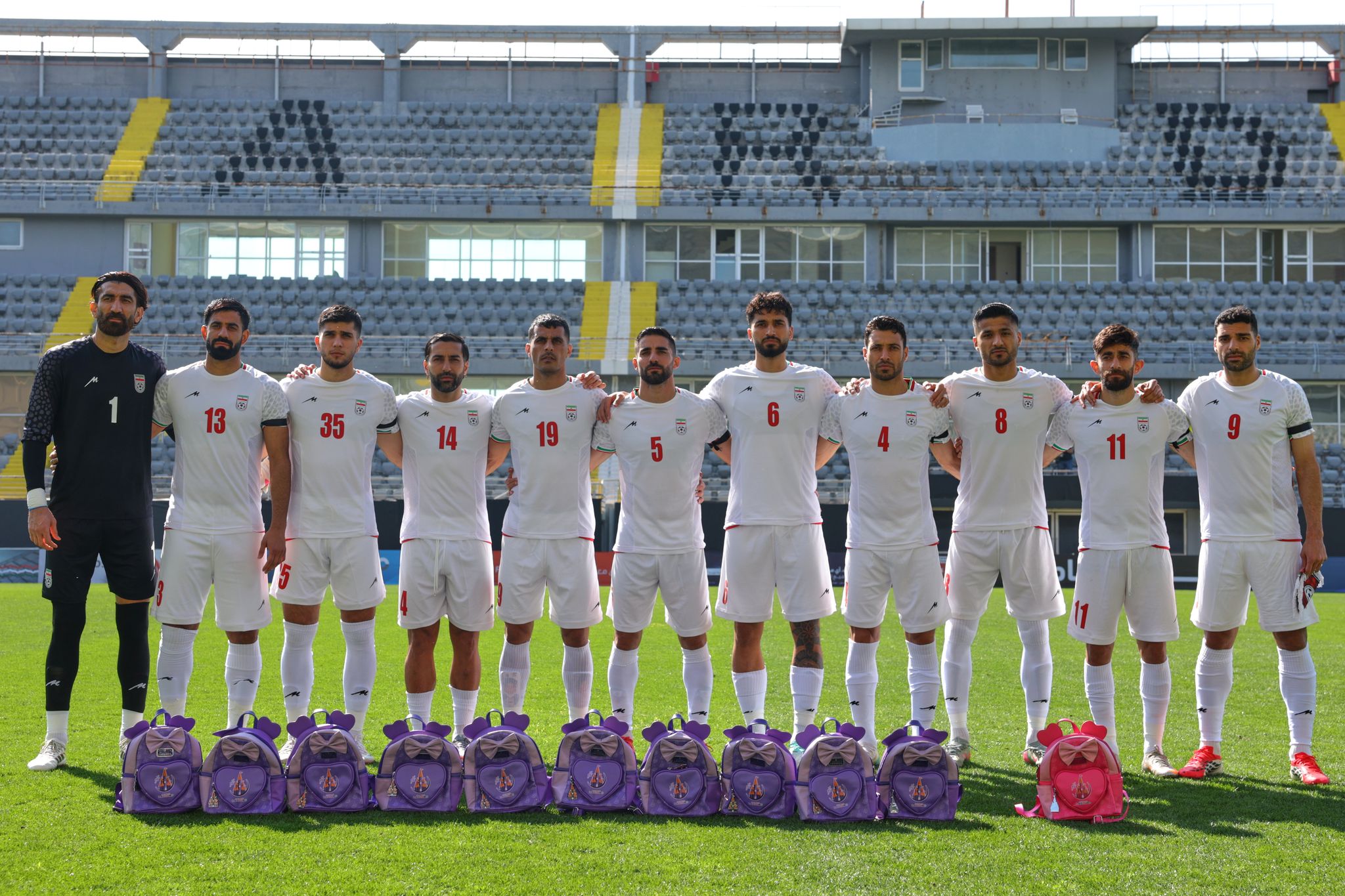 Protest mit Schulranzen: Iran verliert WM-Test gegen Nigeria