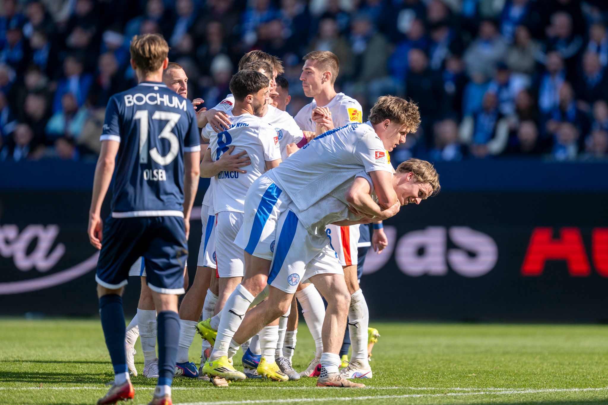 Abstiegsbedrohte Kieler siegen bei 3:2-Spektakel in Bochum