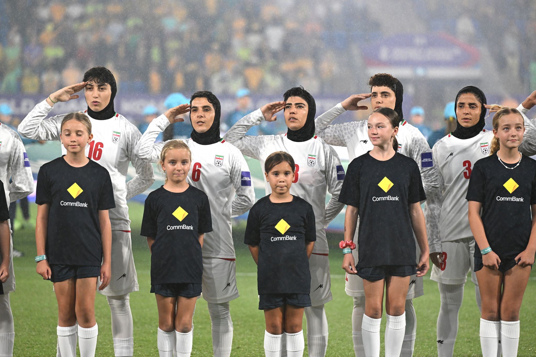 Iranische Fußballerinnen salutieren bei Nationalhymne