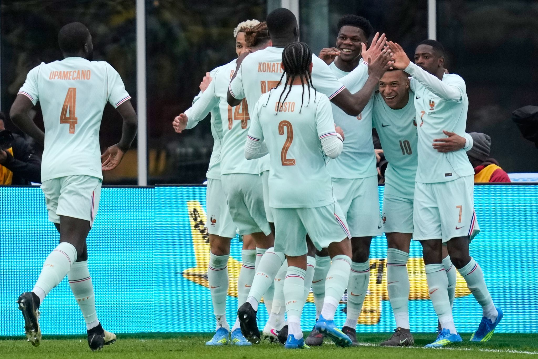 Frankreich gewinnt Härtetest gegen Brasilien vor WM