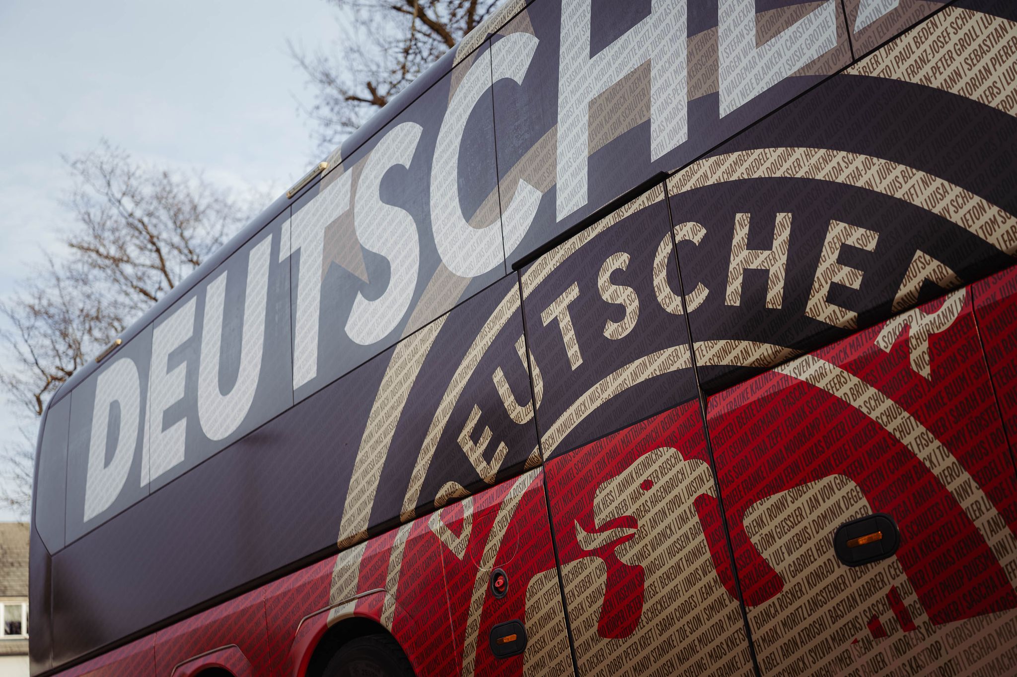 Unterstützung für DFB-Stars: 5.000 Fannamen auf Teambus