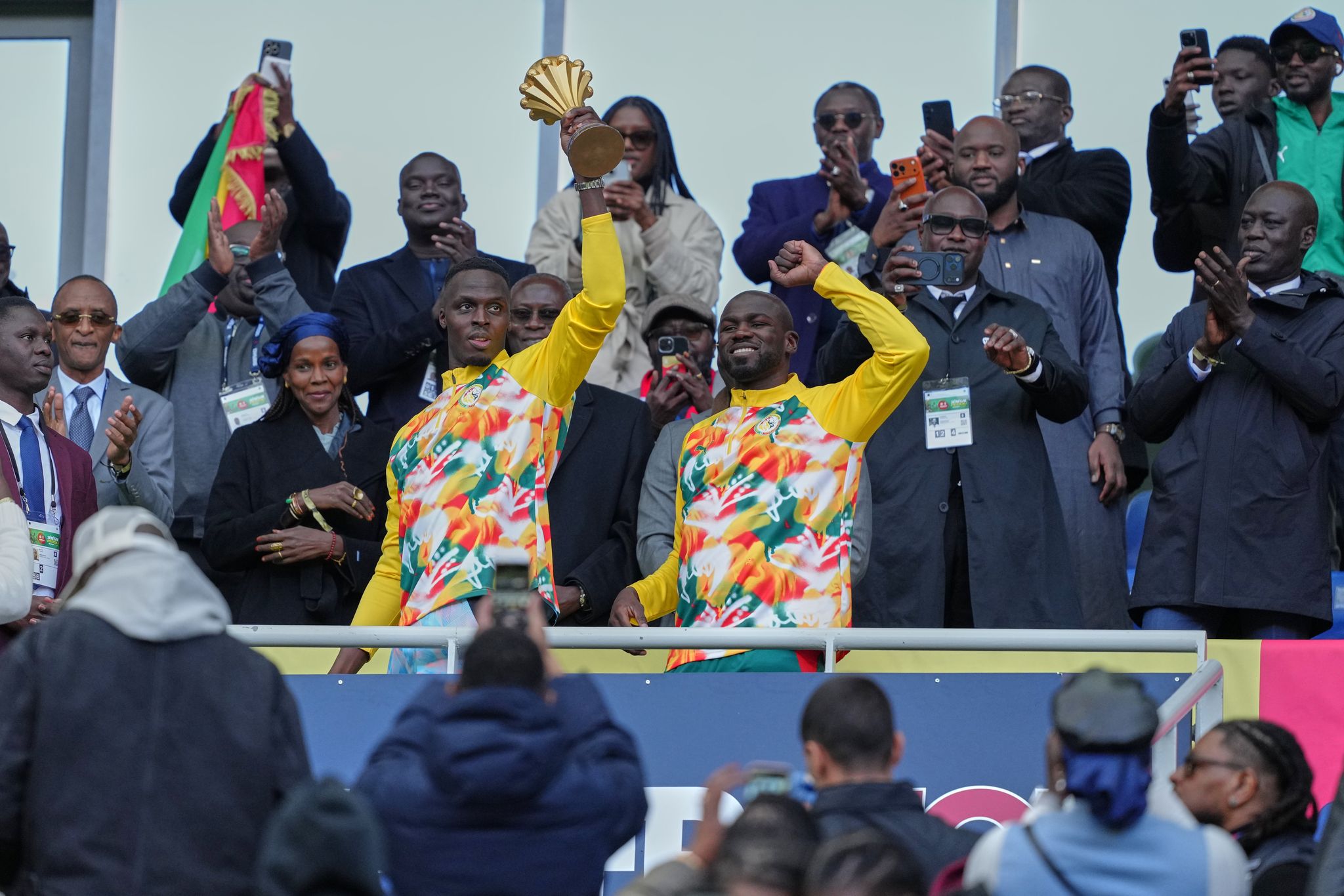 Nach Titel-Aberkennung: Senegals Pokal-Parade in Paris