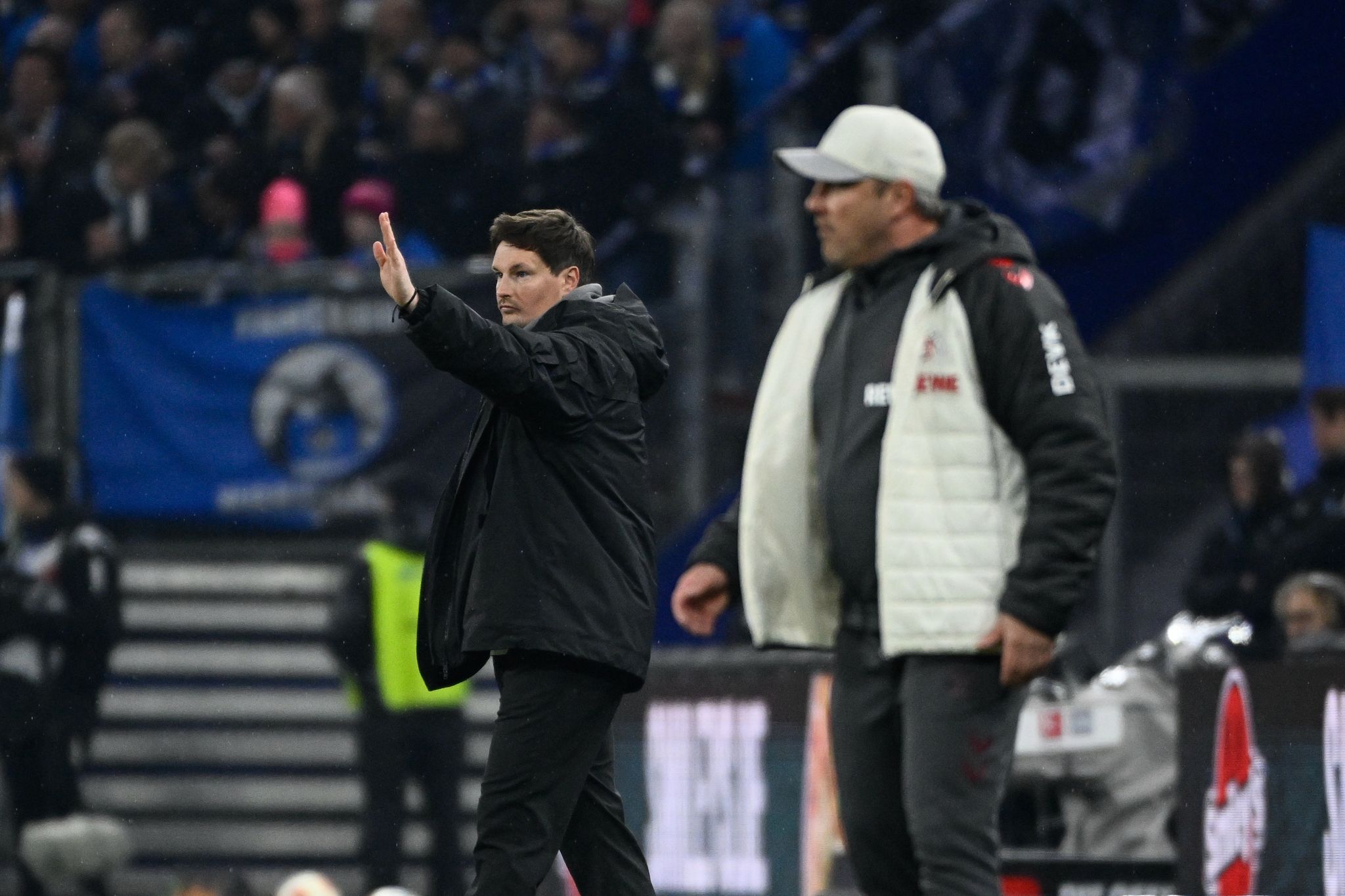 Kölns Kwasniok bittet bei Pk um Beifall für HSV-Coach Polzin