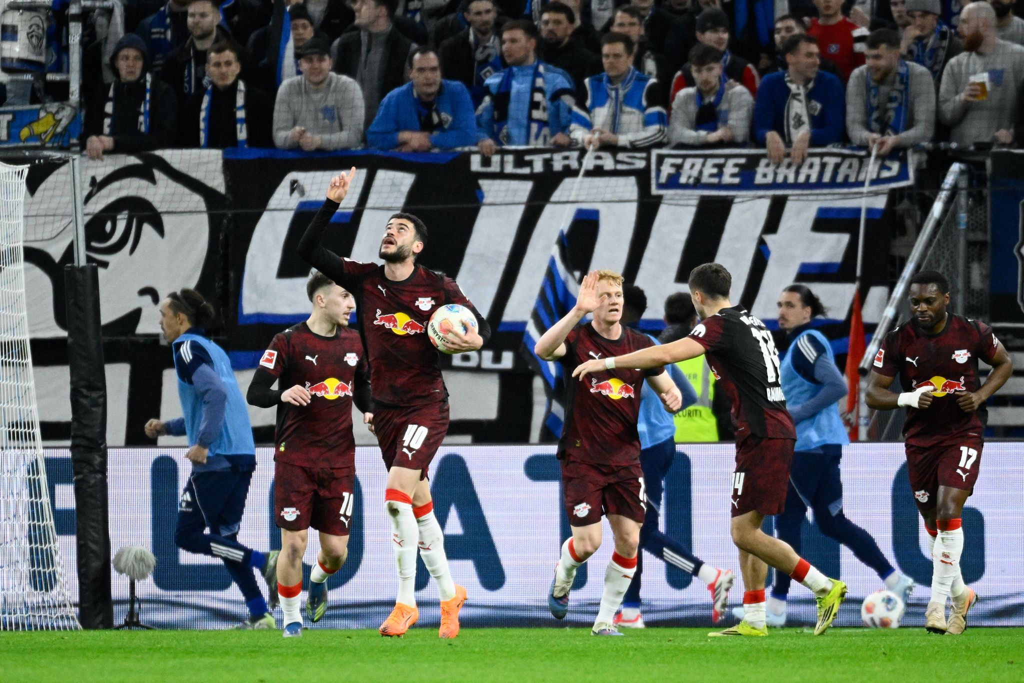 Tennisbälle und Traumtor: Leipzig beendet HSV-Heimserie