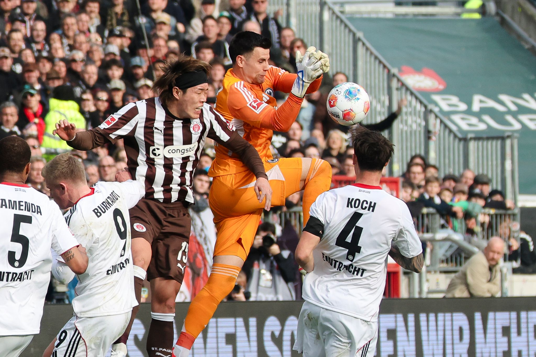 Nächster Punkt im Abstiegskampf: St. Pauli ärgert Frankfurt