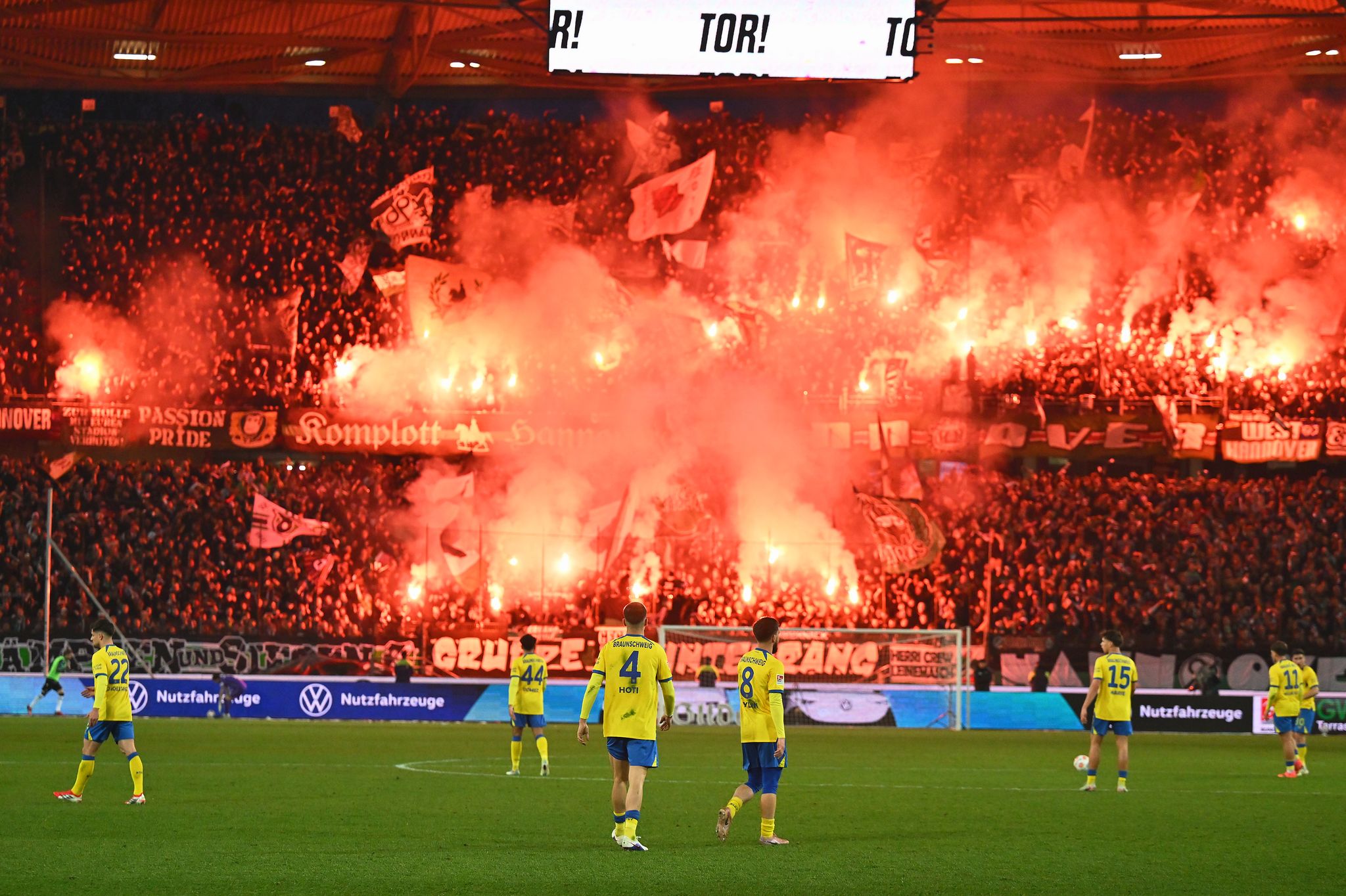 Nach Unterbrechung: Hannover gewinnt Hochsicherheits-Derby