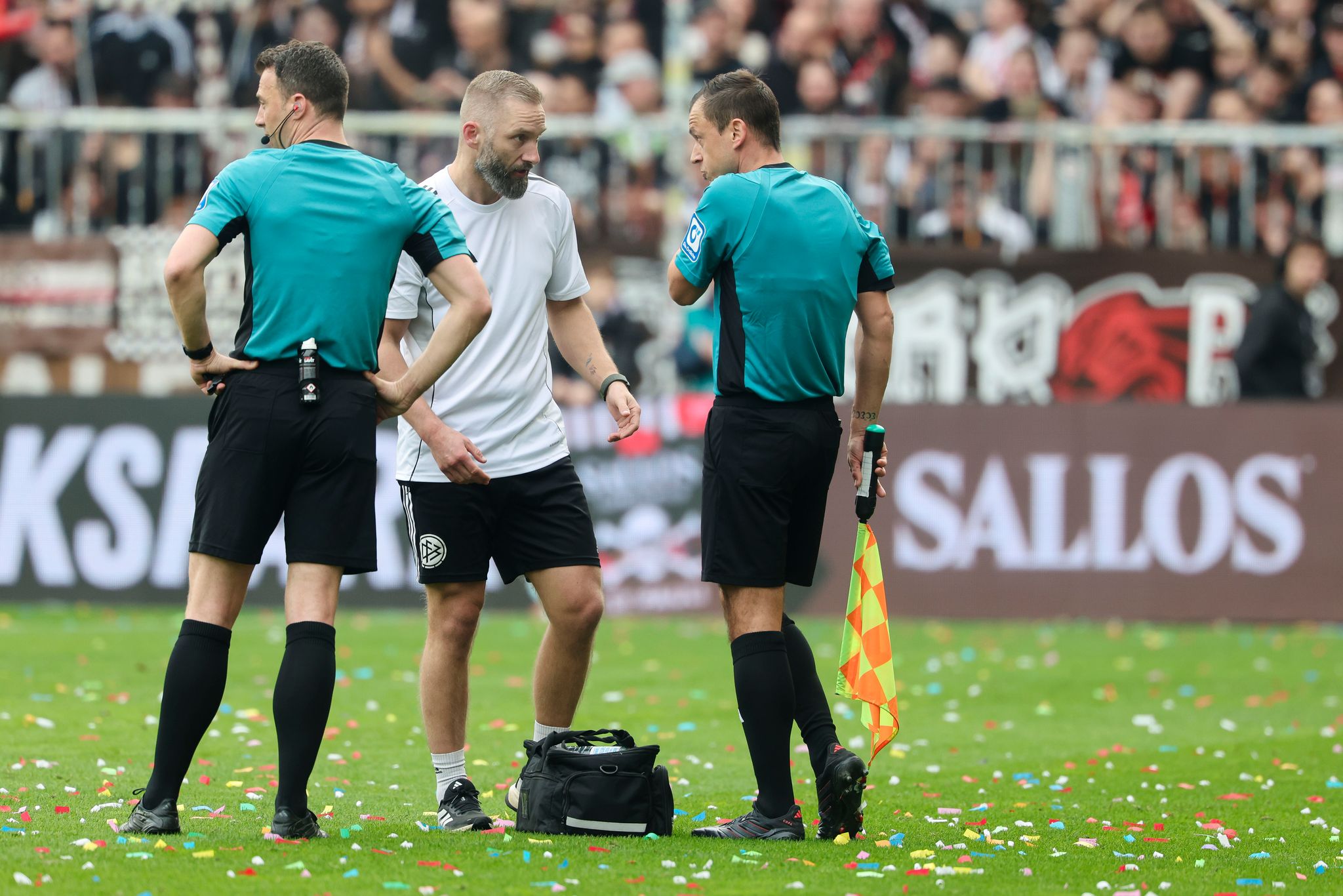 Linienrichter verletzt: Rollentausch bei Bundesliga-Spiel