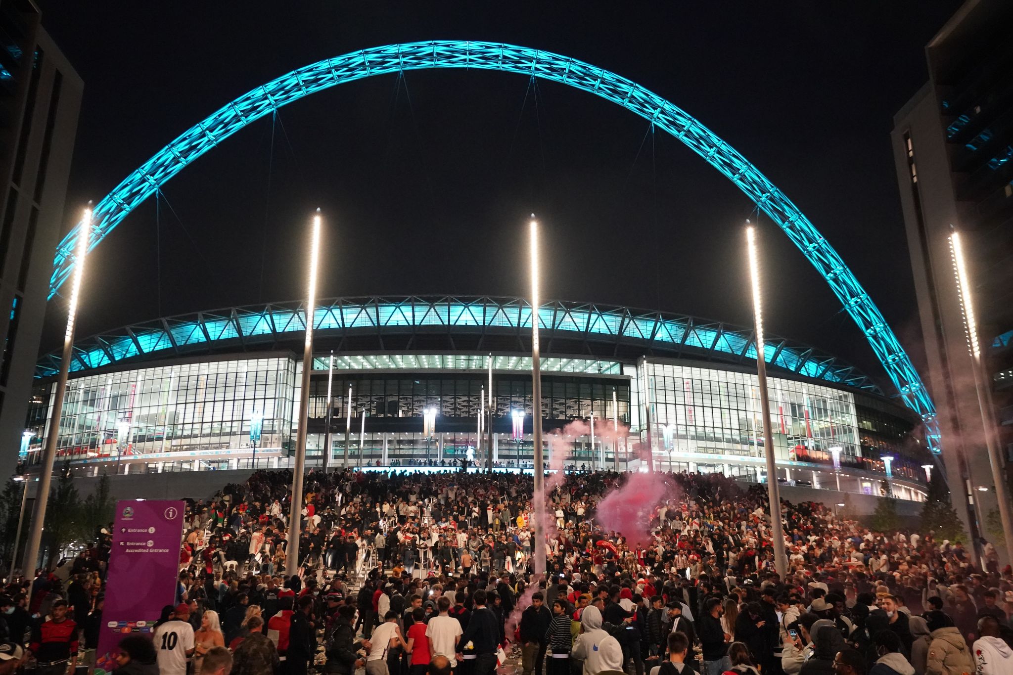 Illegales Stadion-Betreten in England jetzt Straftat