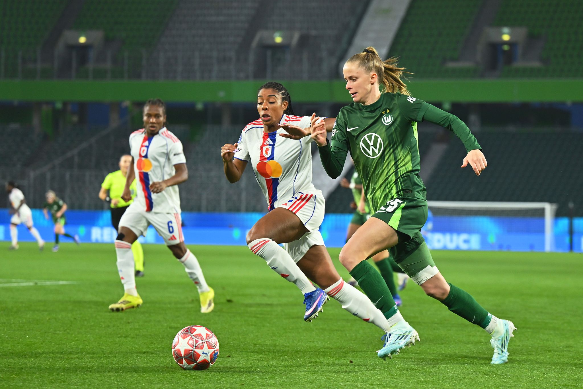 Wolfsburg bezwingt Lyon im Viertelfinal-Hinspiel