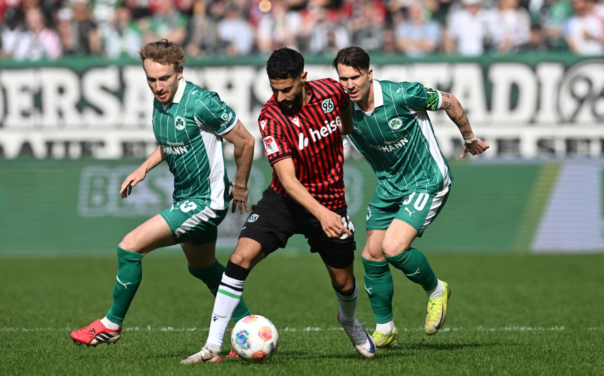 Fünfkampf um Aufstieg: Hannover patzt, Schalke bleibt Spitze