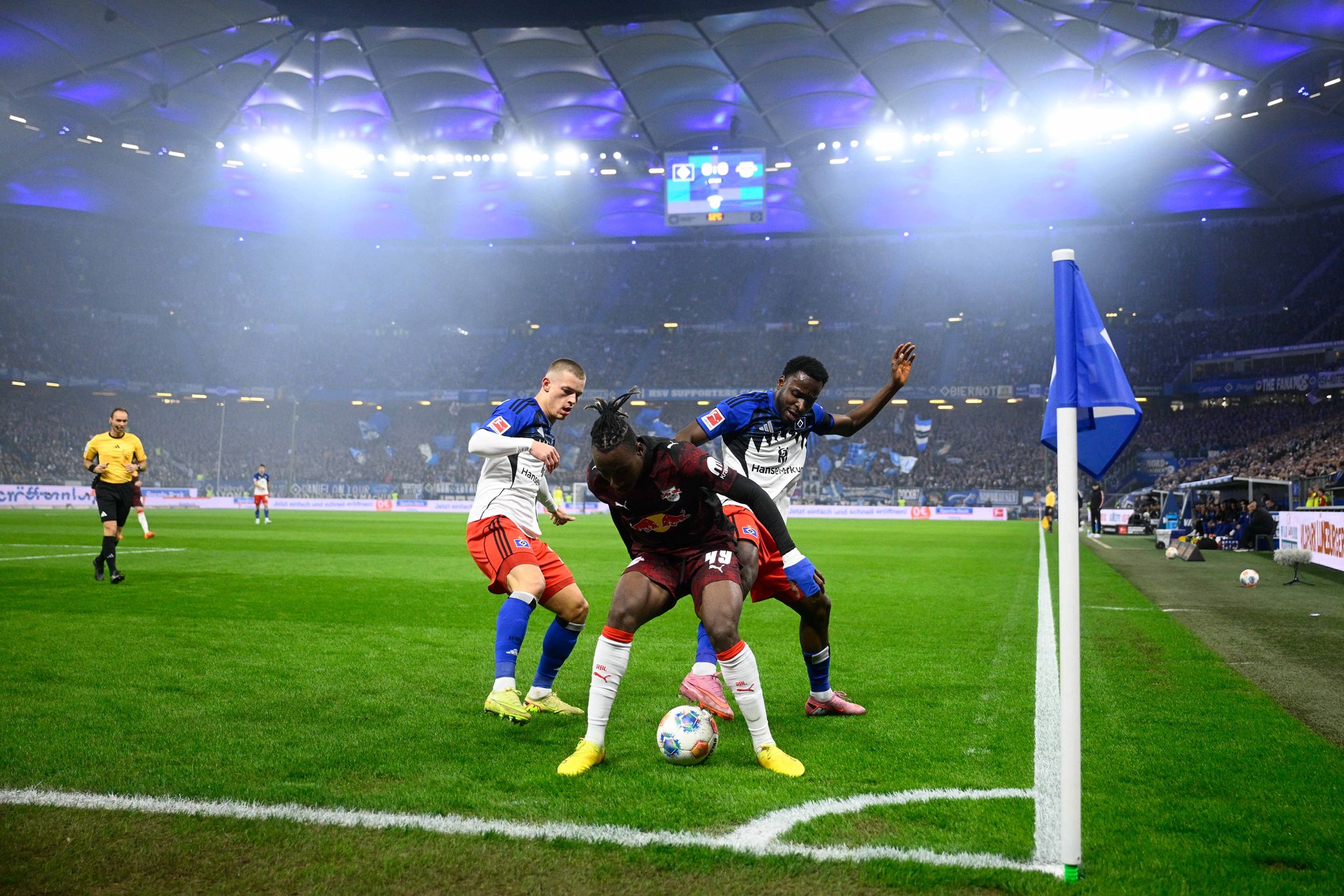 HSV-Fans sorgen mit Tennisbällen für Spielunterbrechung