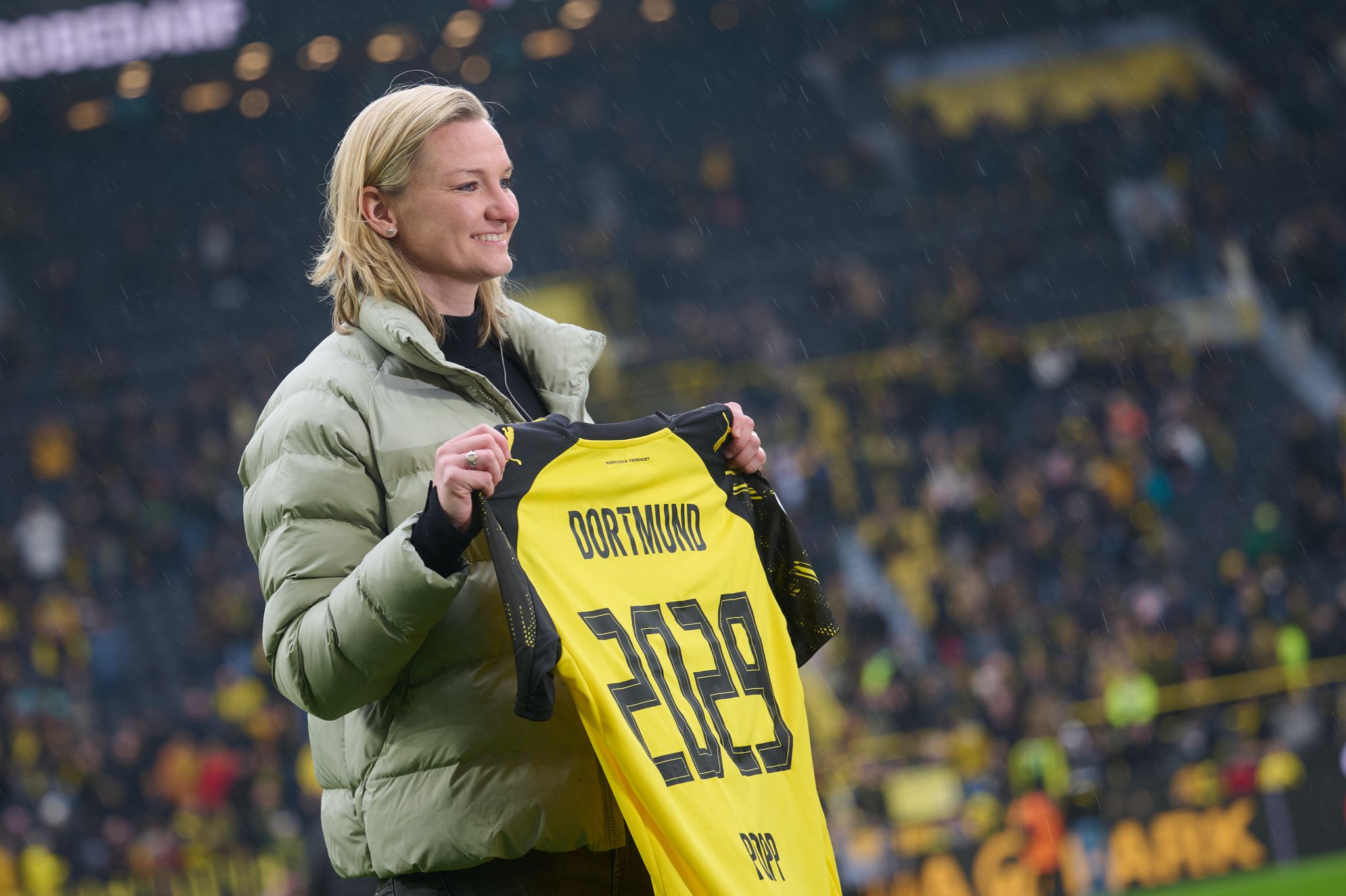 Die Südtribüne feiert Popp: Dortmunds spektakulärer Coup