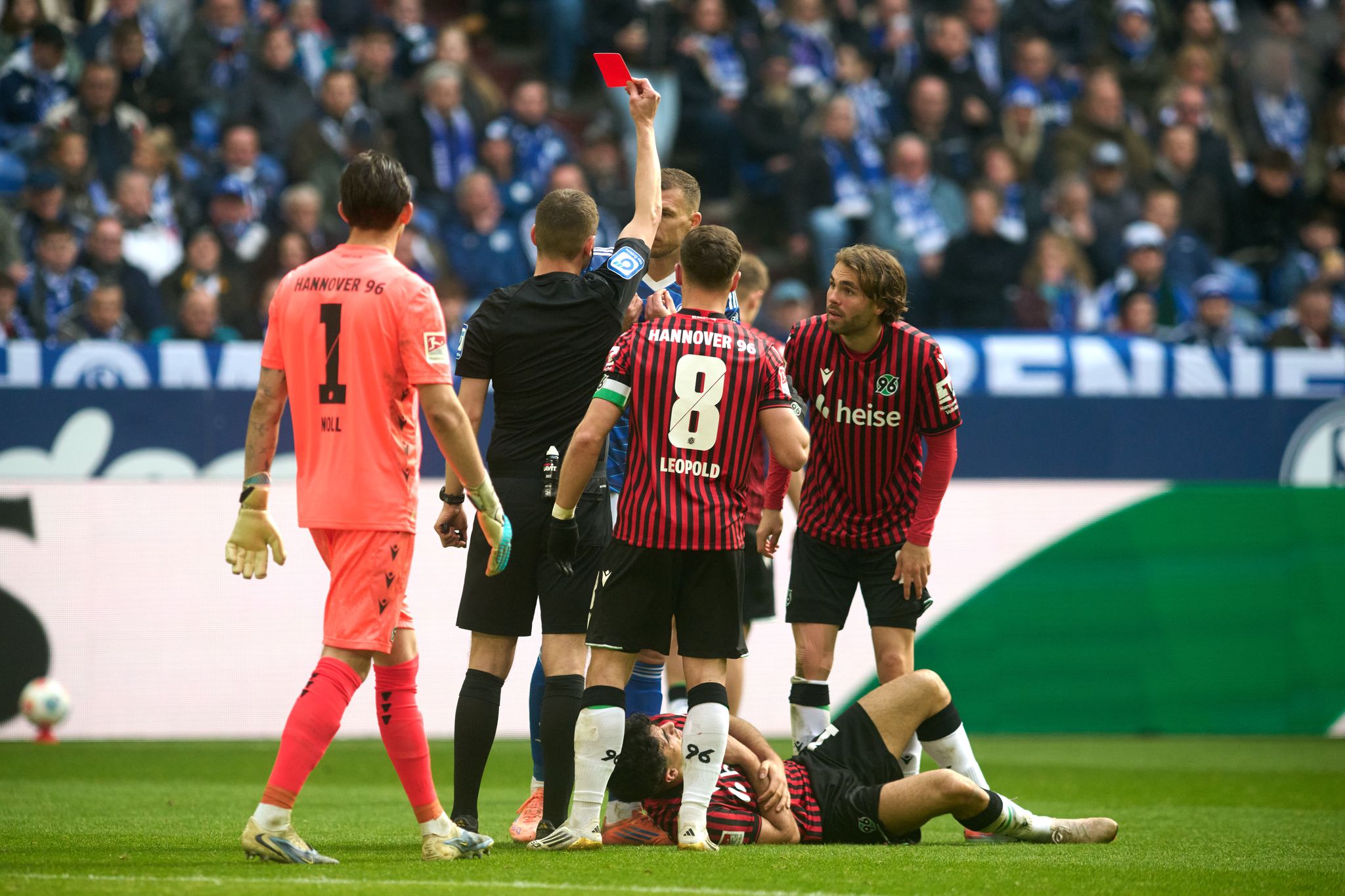 Dzeko-Rot und 2:0 verspielt: Schalke nur 2:2 gegen Hannover