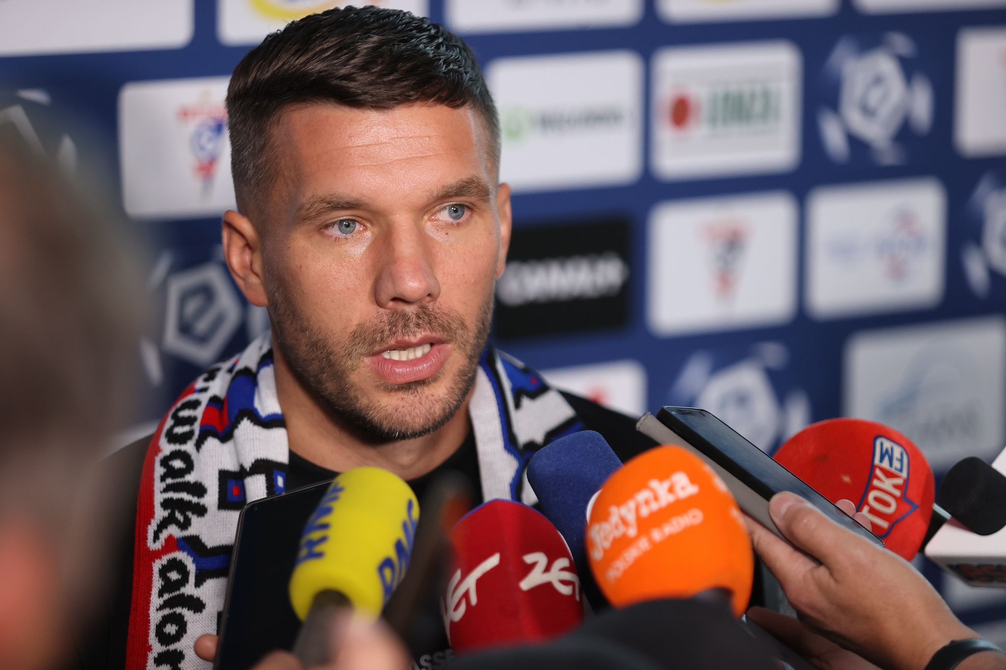 In den Bauch geboxt: Podolski sieht Rot nach zwei Minuten