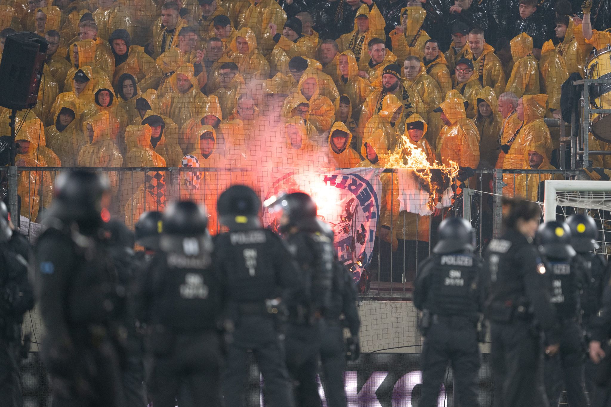 Pyro und Platzsturm: Topspiel Dynamo gegen Hertha eskaliert