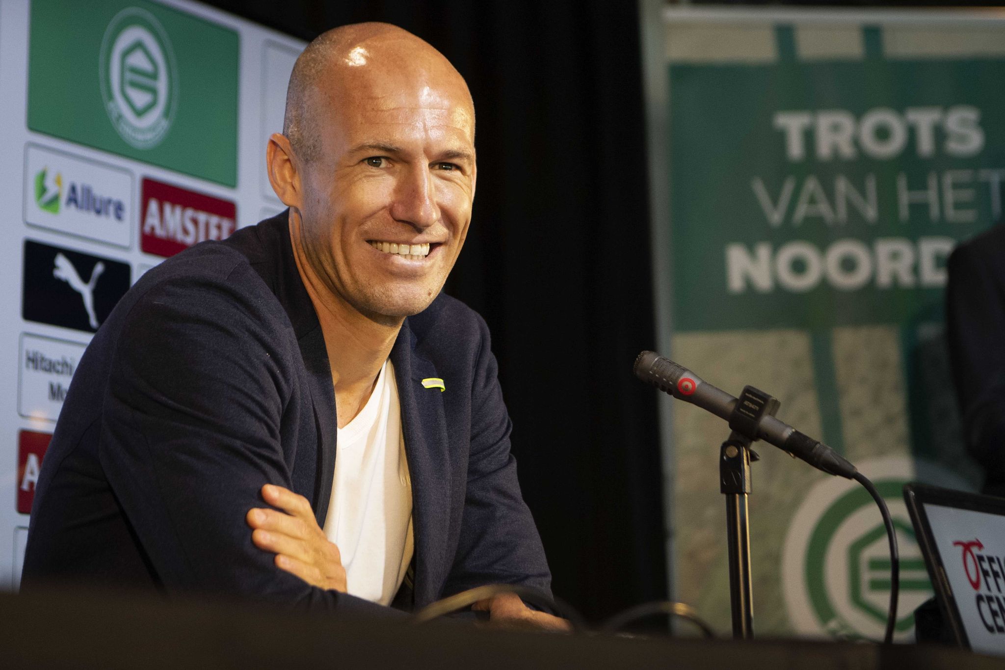 Streit am Spielfeldrand: Robben schubst TV-Moderator