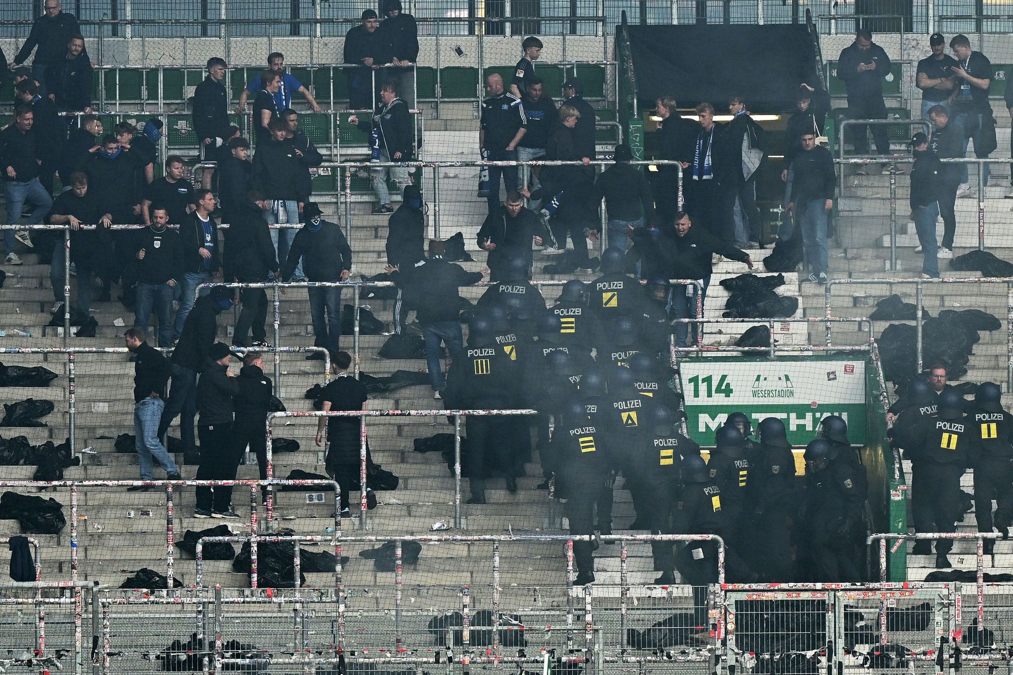 Leuchtraketen aus HSV-Block: Polizei-Einsatz nach Nordderby