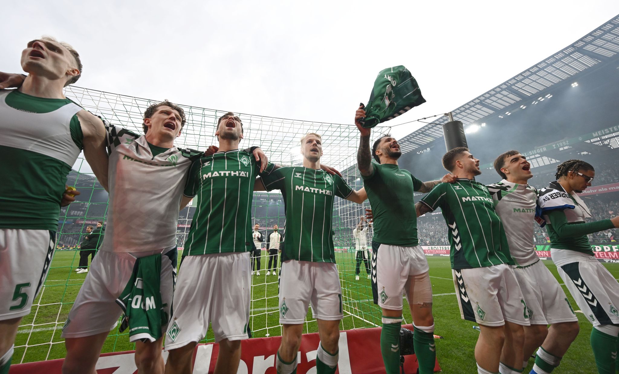Raketen, Rote Karten, Rivalität: Werders wichtiger Derbysieg
