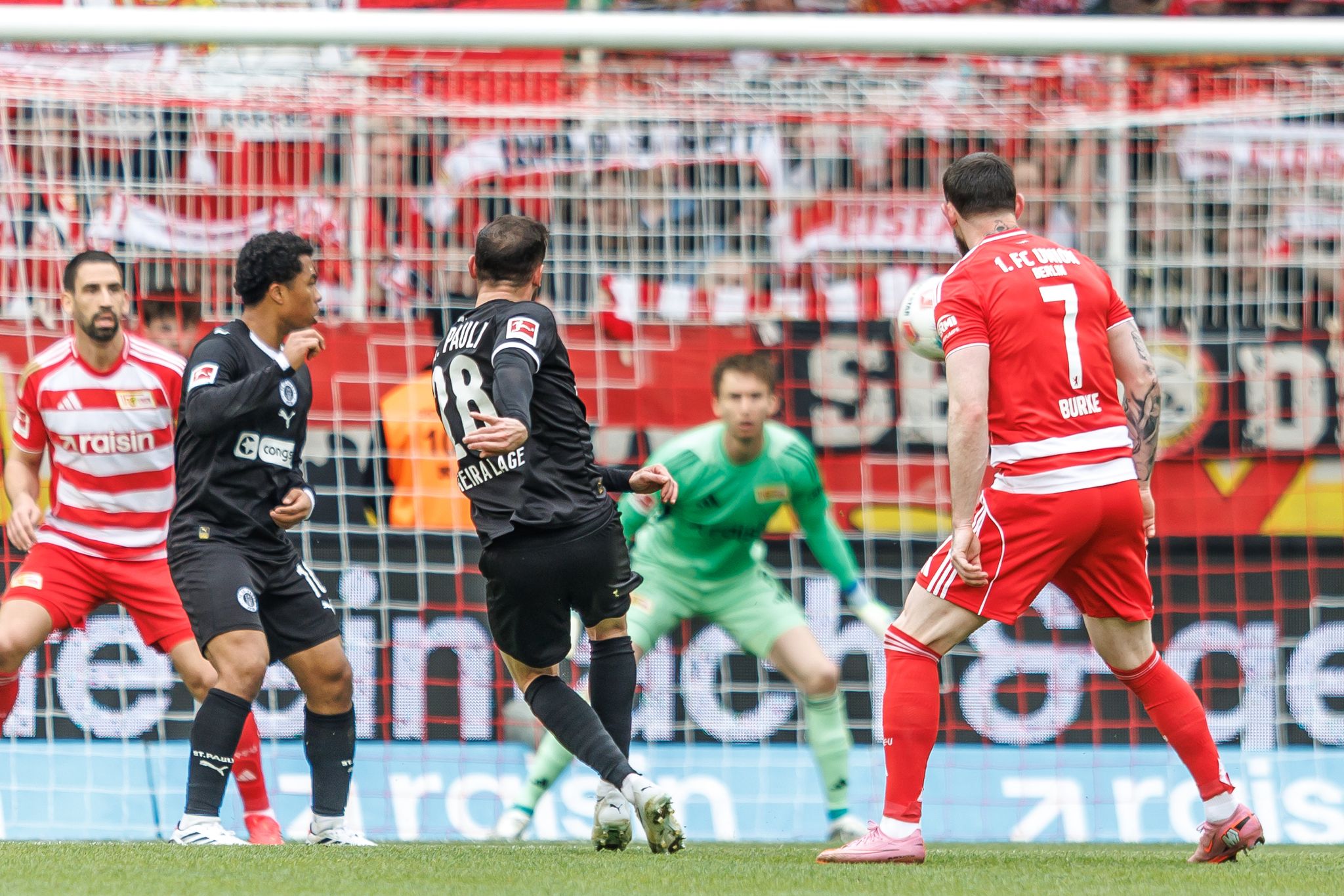 Traumtor reicht nicht: Union hält Pauli mit 1:1 auf Distanz