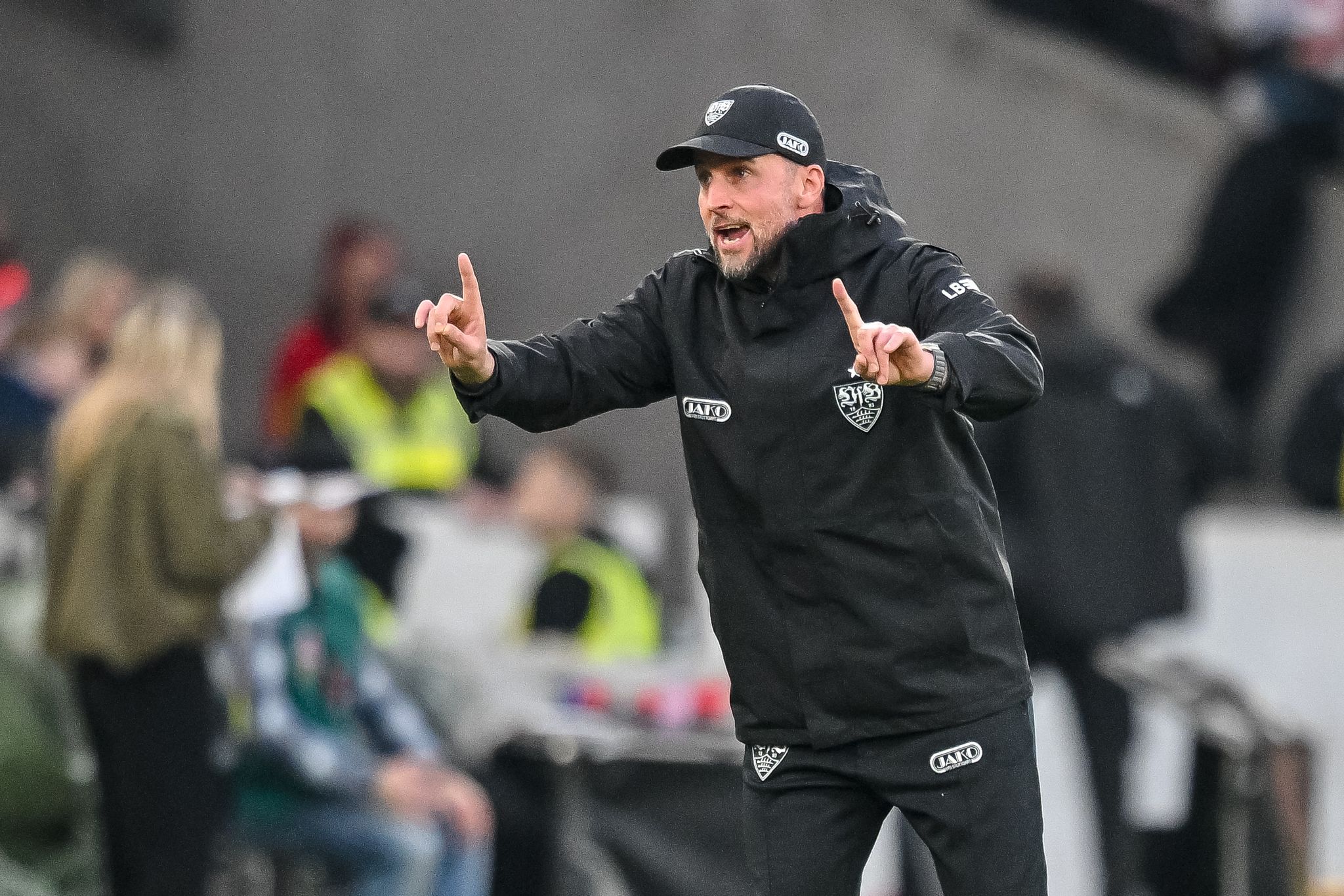 Stuhl fliegt, Trainer-Wortgefecht: VfB – BVB endet emotional