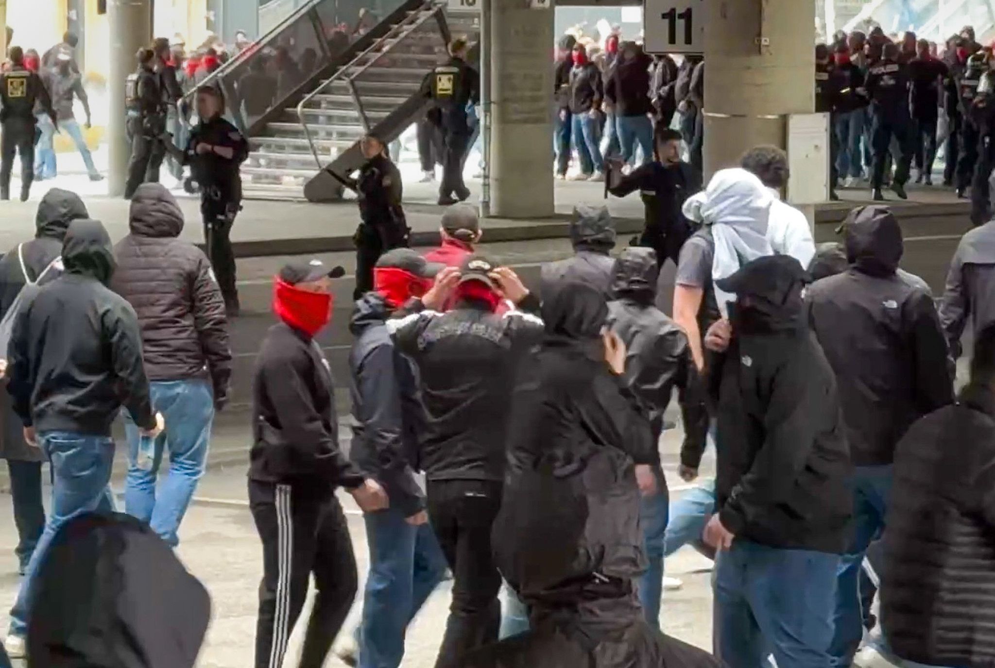 Polizei: Rund 1.000 Fans bei Schlägerei vor Bayern-Stuttgart