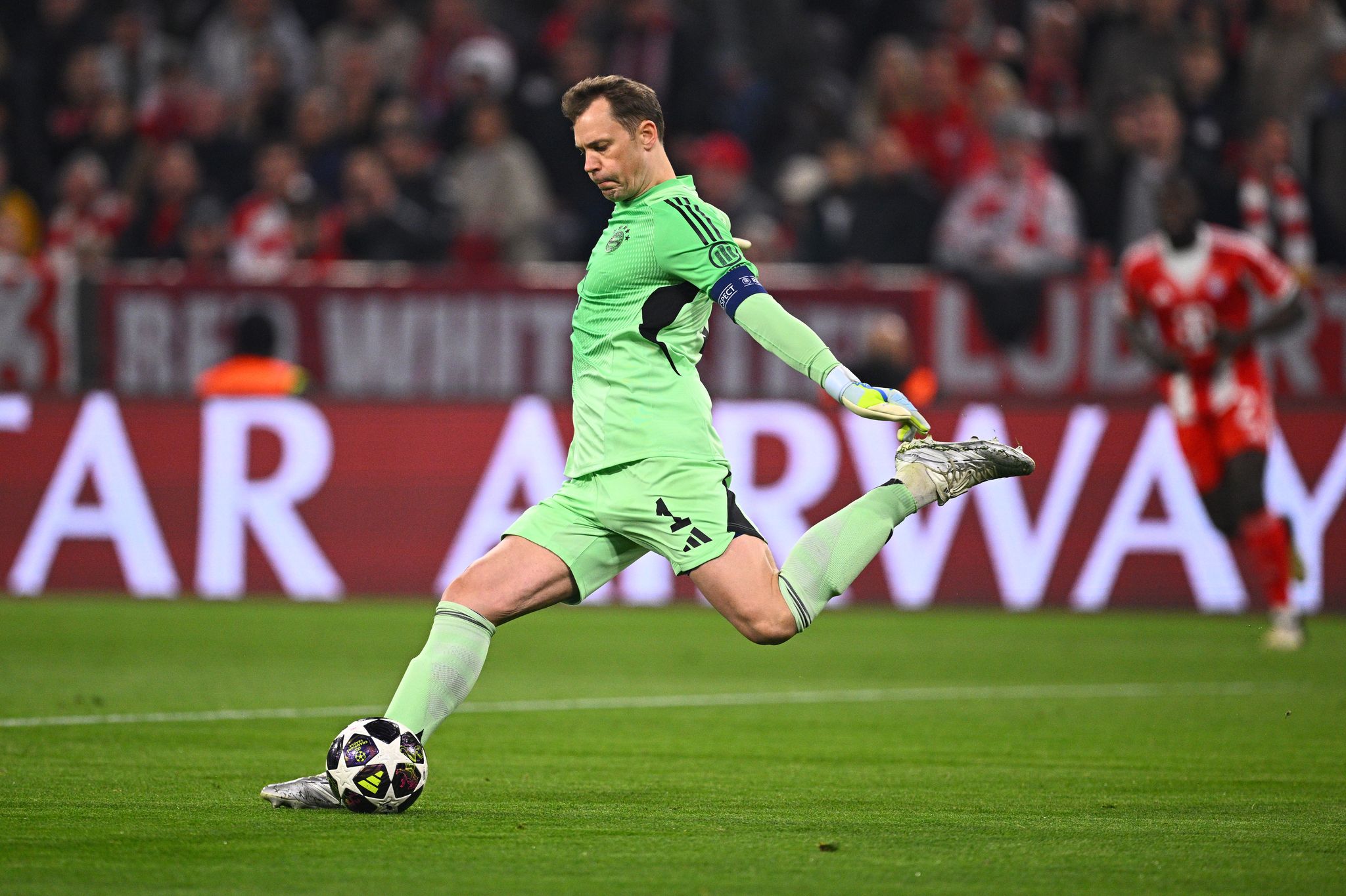 Neuers «Schweineball» wird zum Bayern-Rucksack gegen Real