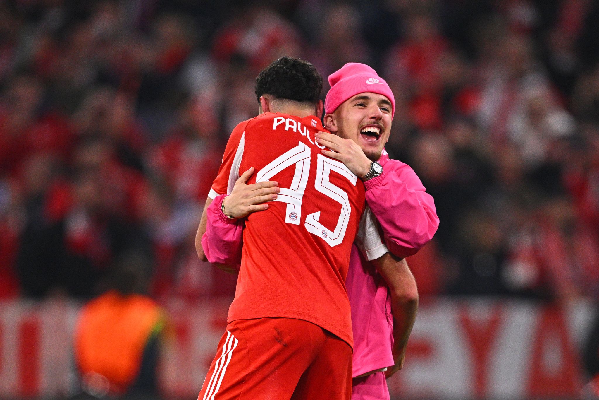 Extravagantes Outfit: Bayern-Youngster Karl ganz in Pink