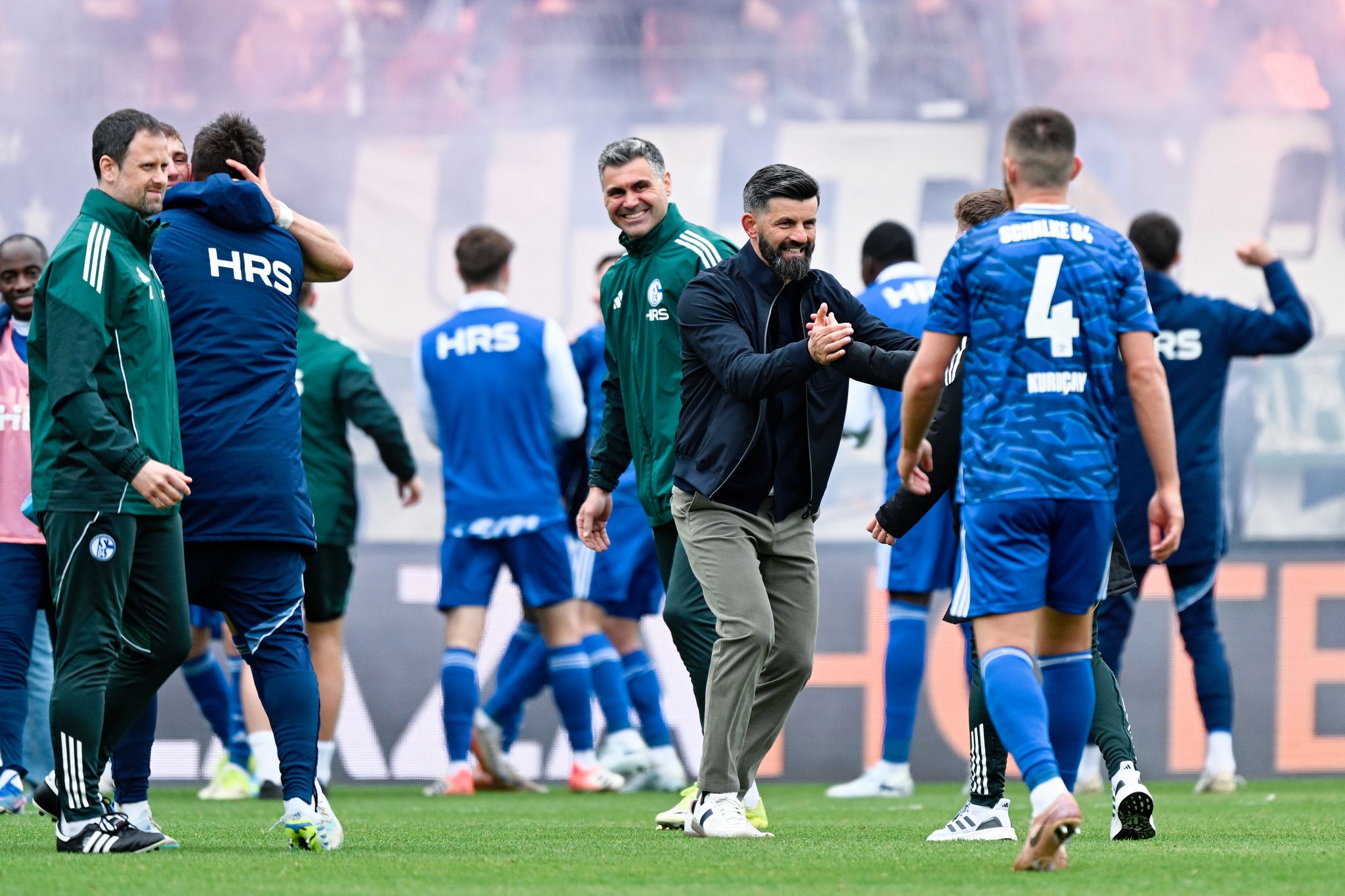 Big Point in Unterzahl: Schalke enteilt im Aufstiegsrennen