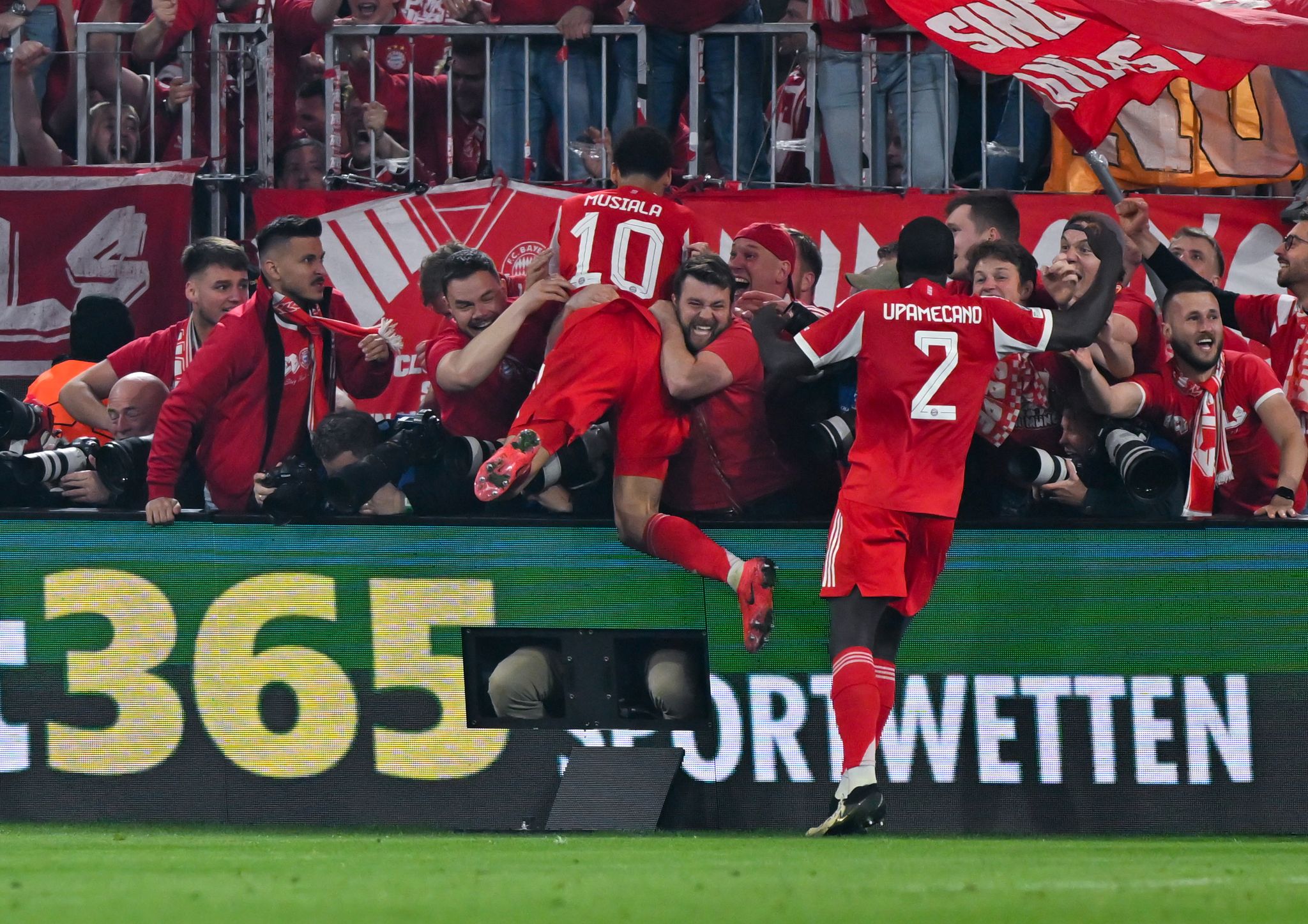 Droht Fan-Ausschluss gegen PSG? UEFA ermittelt gegen Bayern
