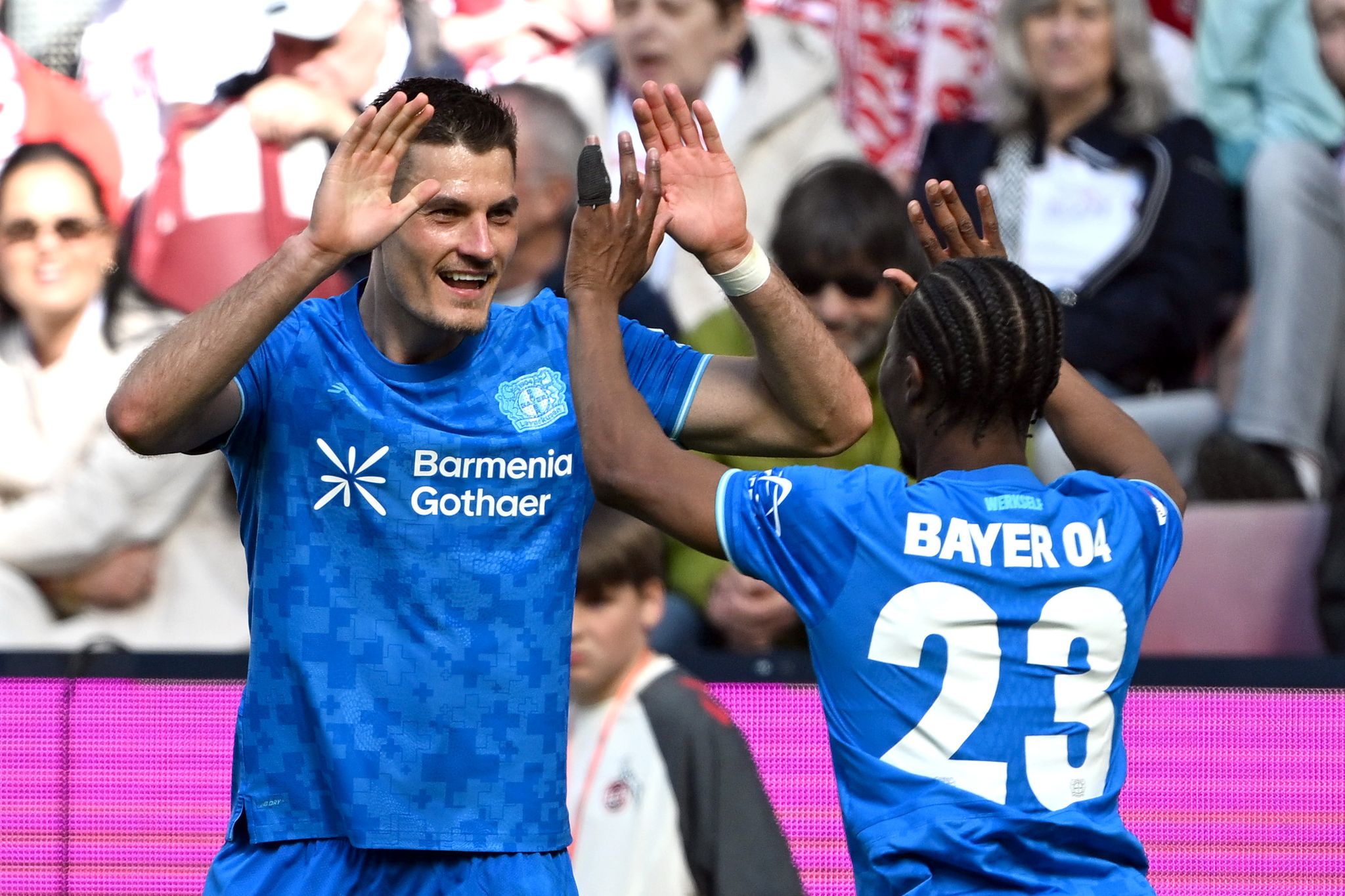 Glücklicher Sieg in Köln: Bayer wahrt Königsklassen-Chance