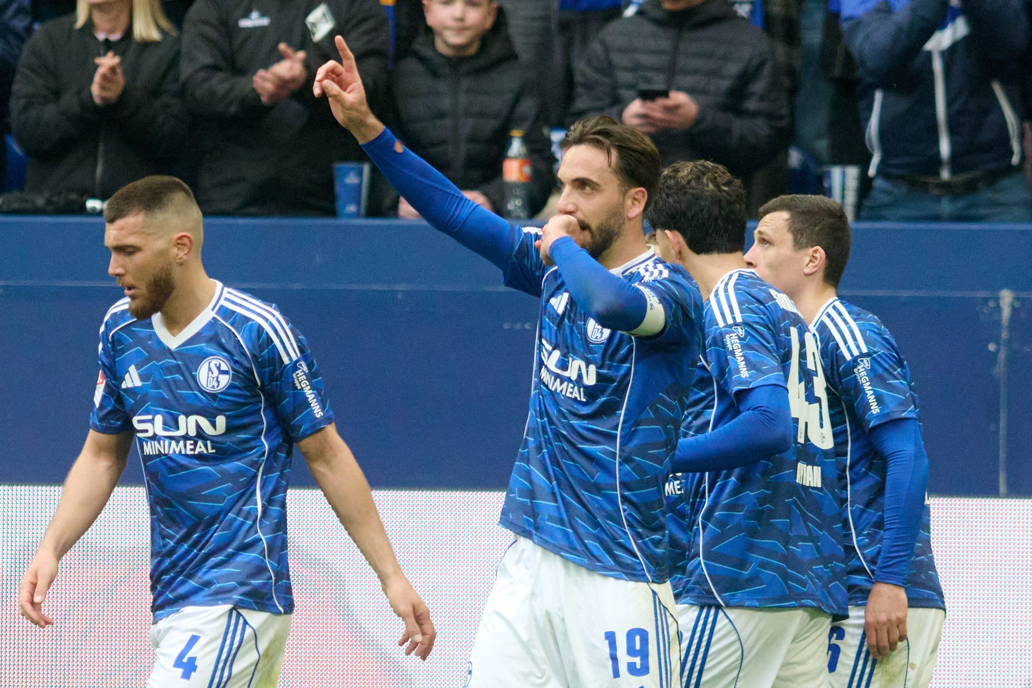 Sieg auch ohne Dzeko und Katic: Schalke hält Tabellenführung