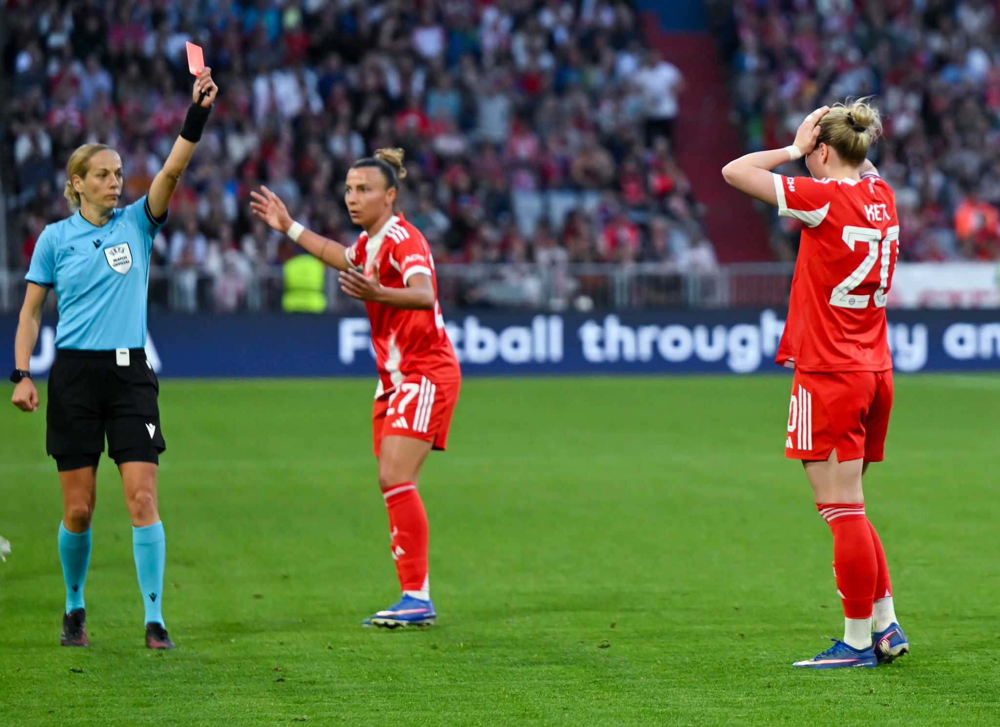 Debatte ums Zopf-Zupfen: Wut und Hoffnung bei Bayern-Team