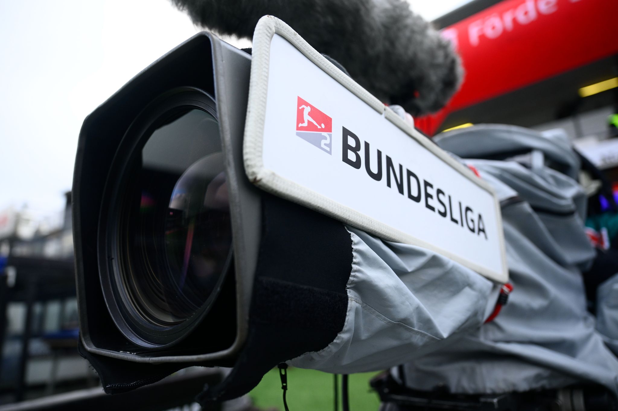 DFL warnt vor illegalen Livestreams im Fußball