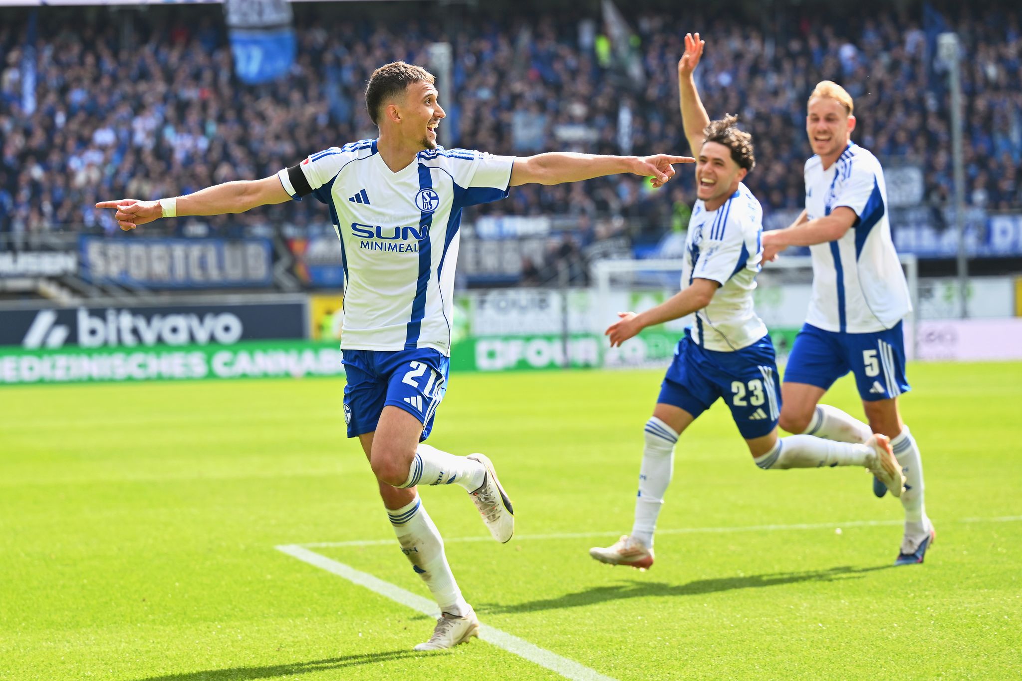 Schalke dreht 0:2 in Paderborn und ist Aufstieg ganz nah