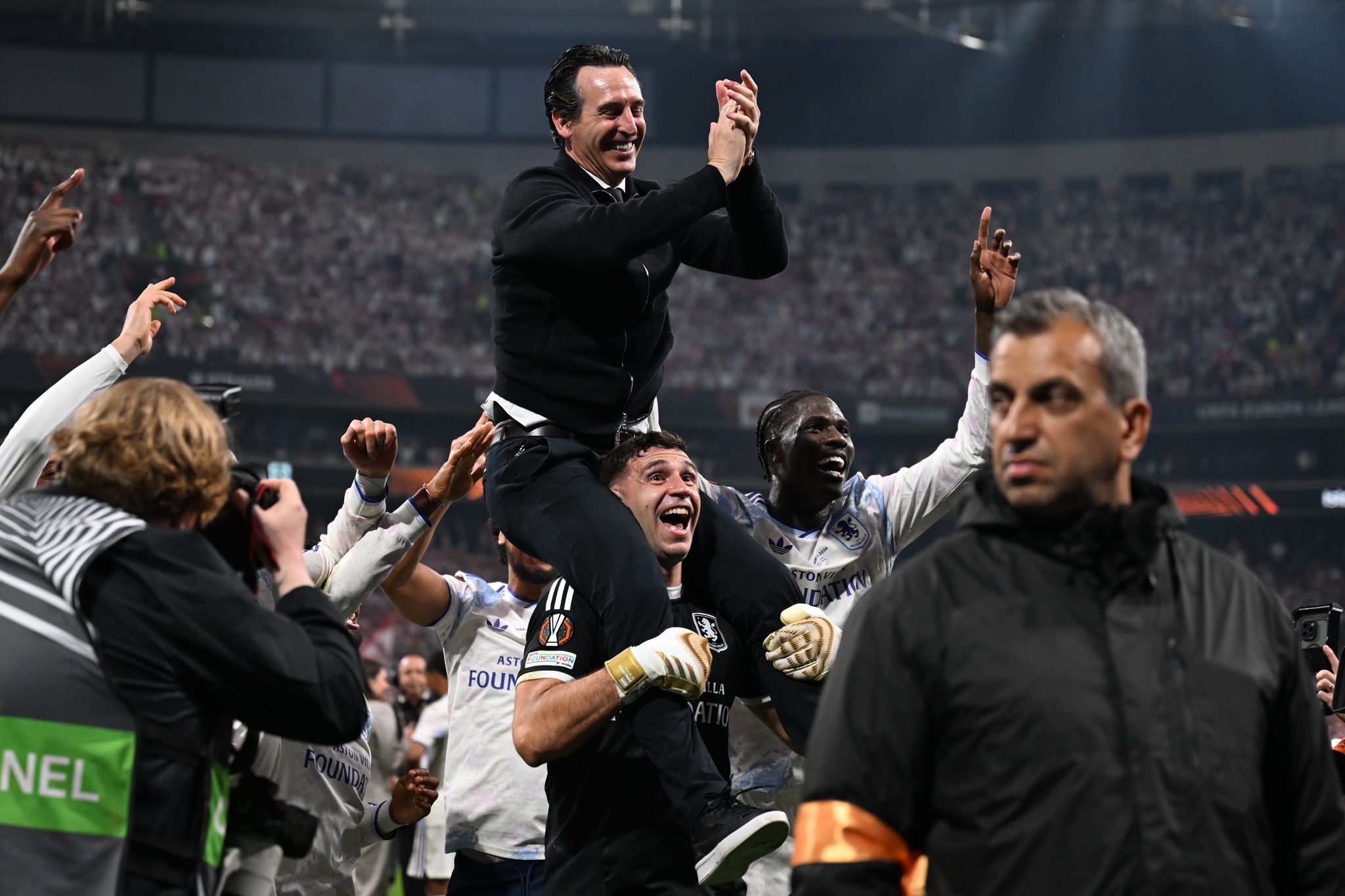 Villa-Keeper: Triumph mit gebrochenem Finger gegen Freiburg