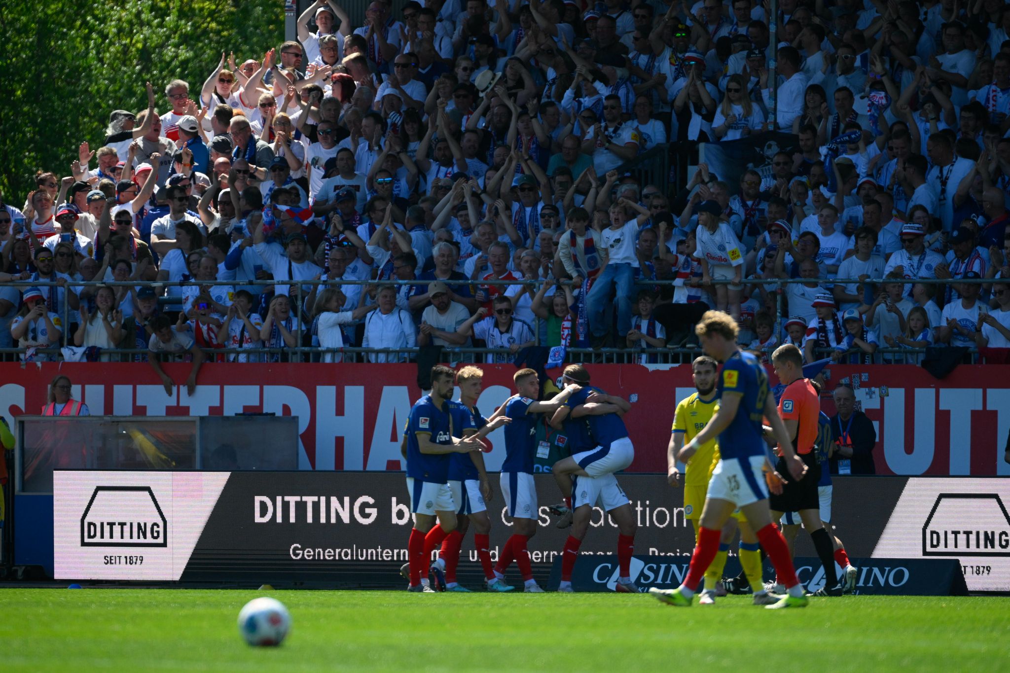2:0 gegen Braunschweig: Holstein Kiel feiert Klassenerhalt