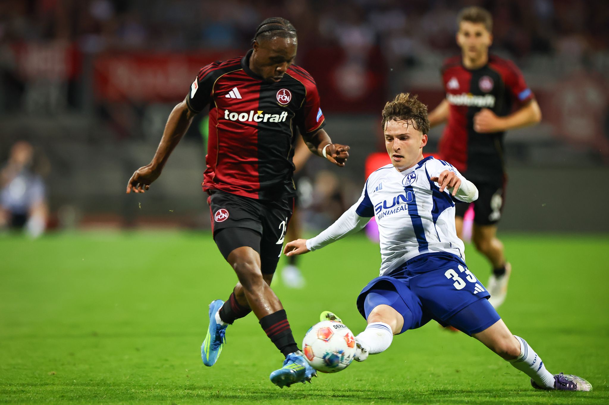 Große Fan-Party: Nürnberg besiegt Schalker Aufsteiger