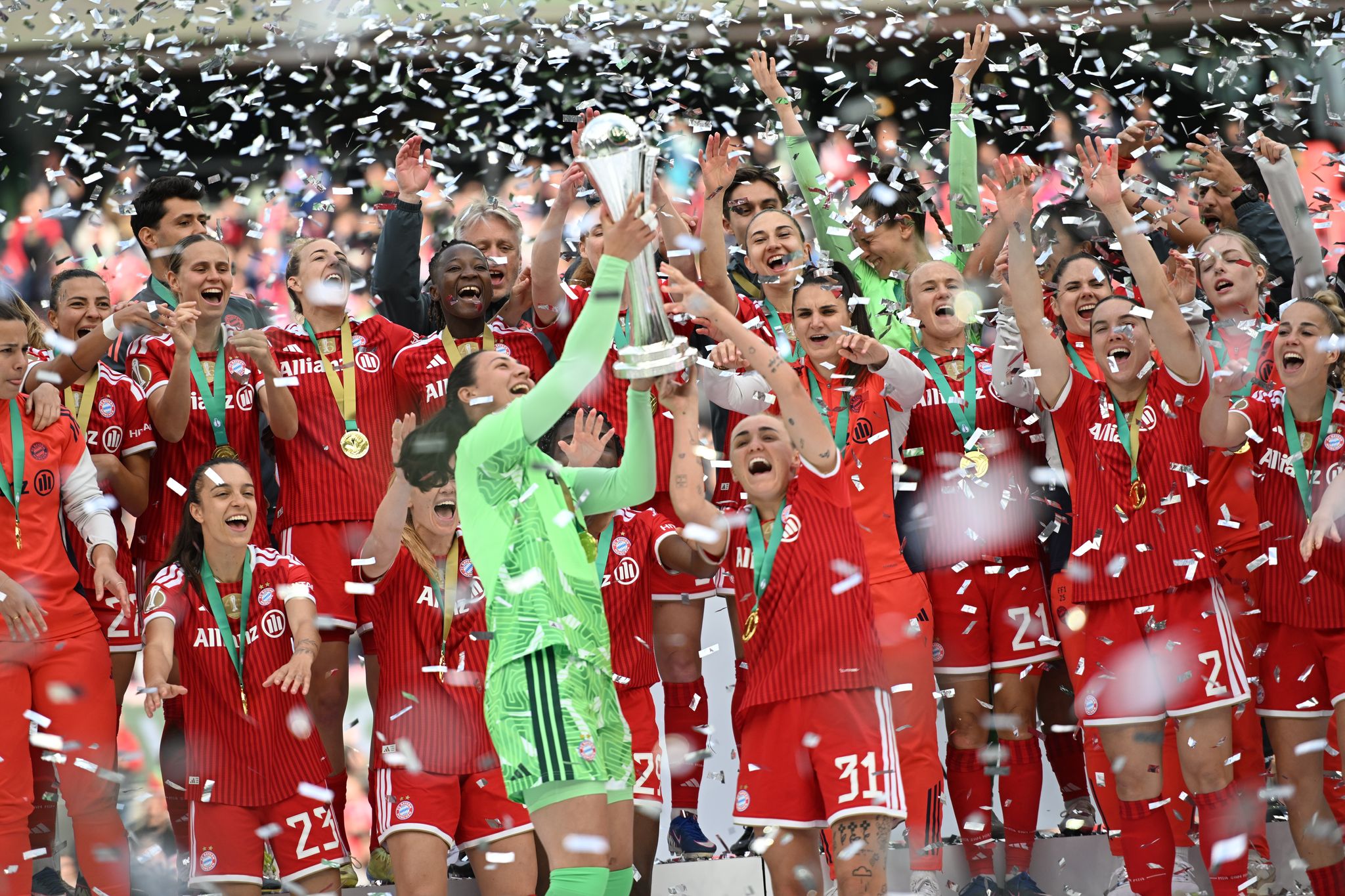 4:0 – Bayern-Fußballerinnen holen Pokal, Popp geht titellos