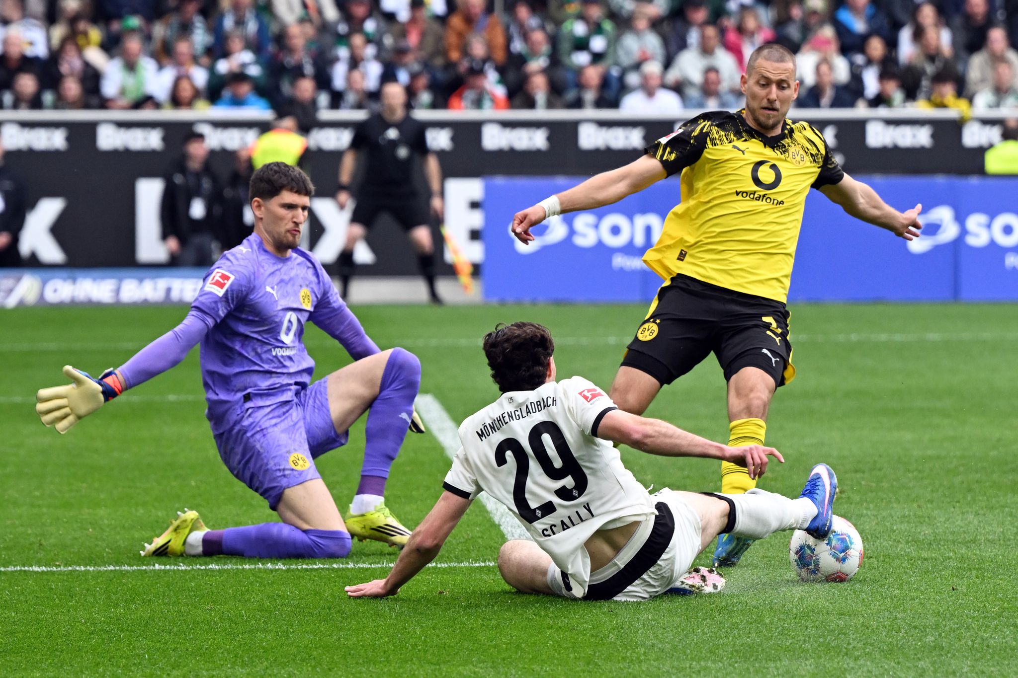 Dank Tabakovic: Gladbach feiert vorzeitigen Klassenverbleib