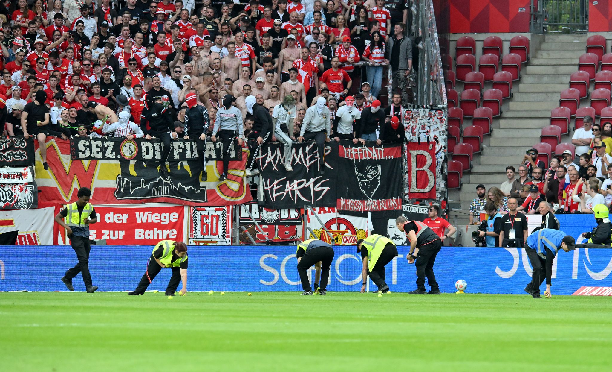 Tennisbälle: Union-Fans sorgen in Mainz für Unterbrechung