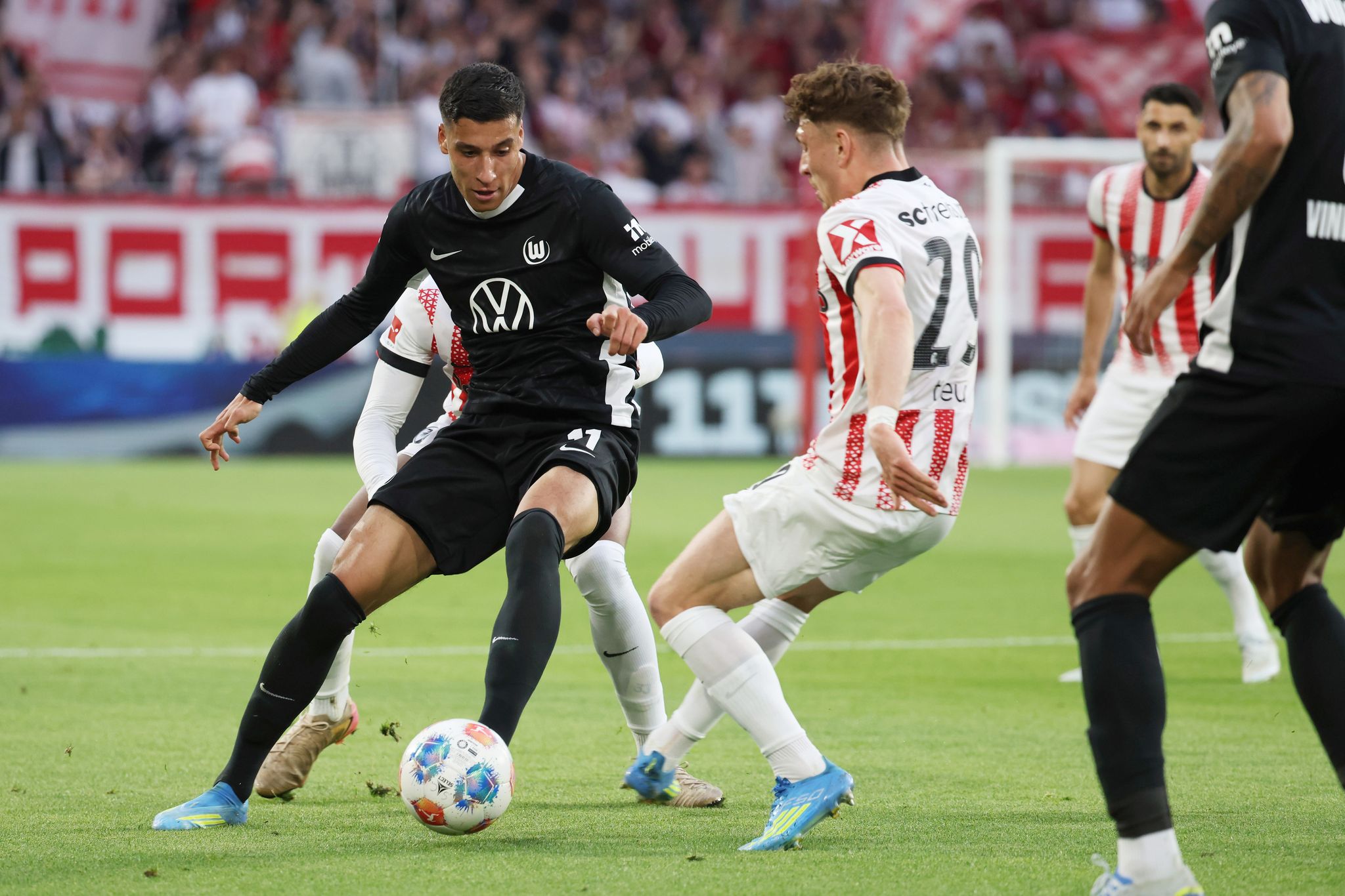 Remis in Freiburg: Wolfsburg klettert auf Relegationsrang