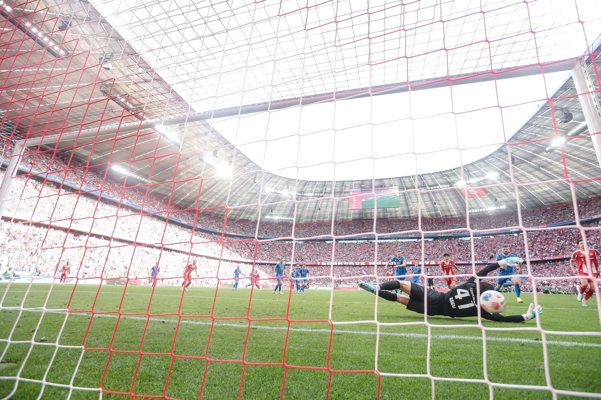 «Immer weiter»: Olise wehrt große Bayern-Panne vor Paris ab