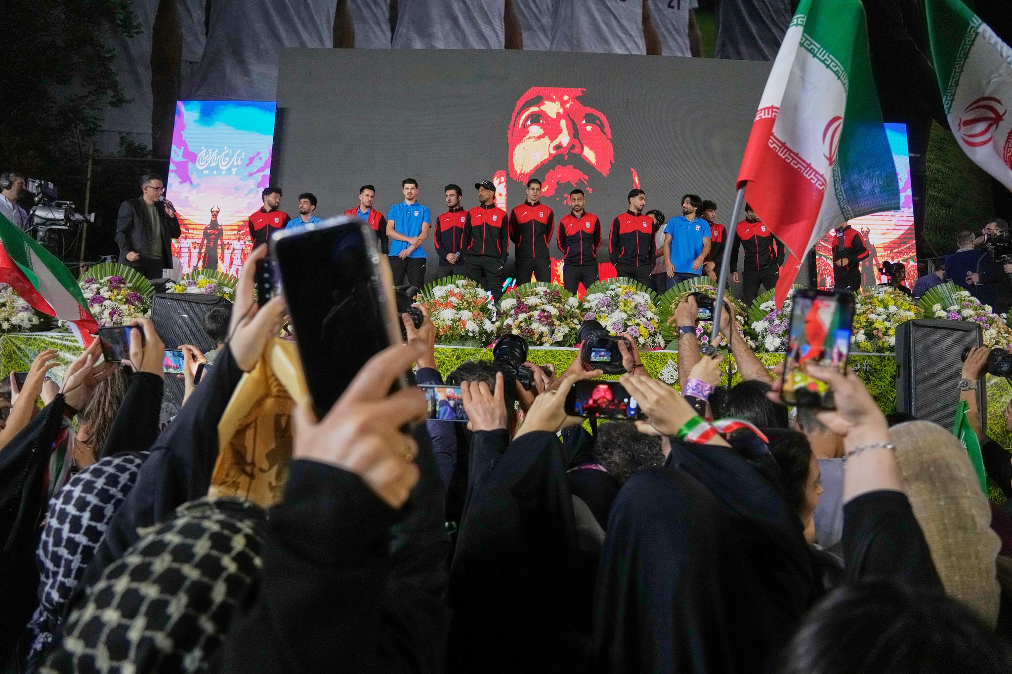 Wie Kriegshelden: Irans Fußball-Auswahl zu WM verabschiedet
